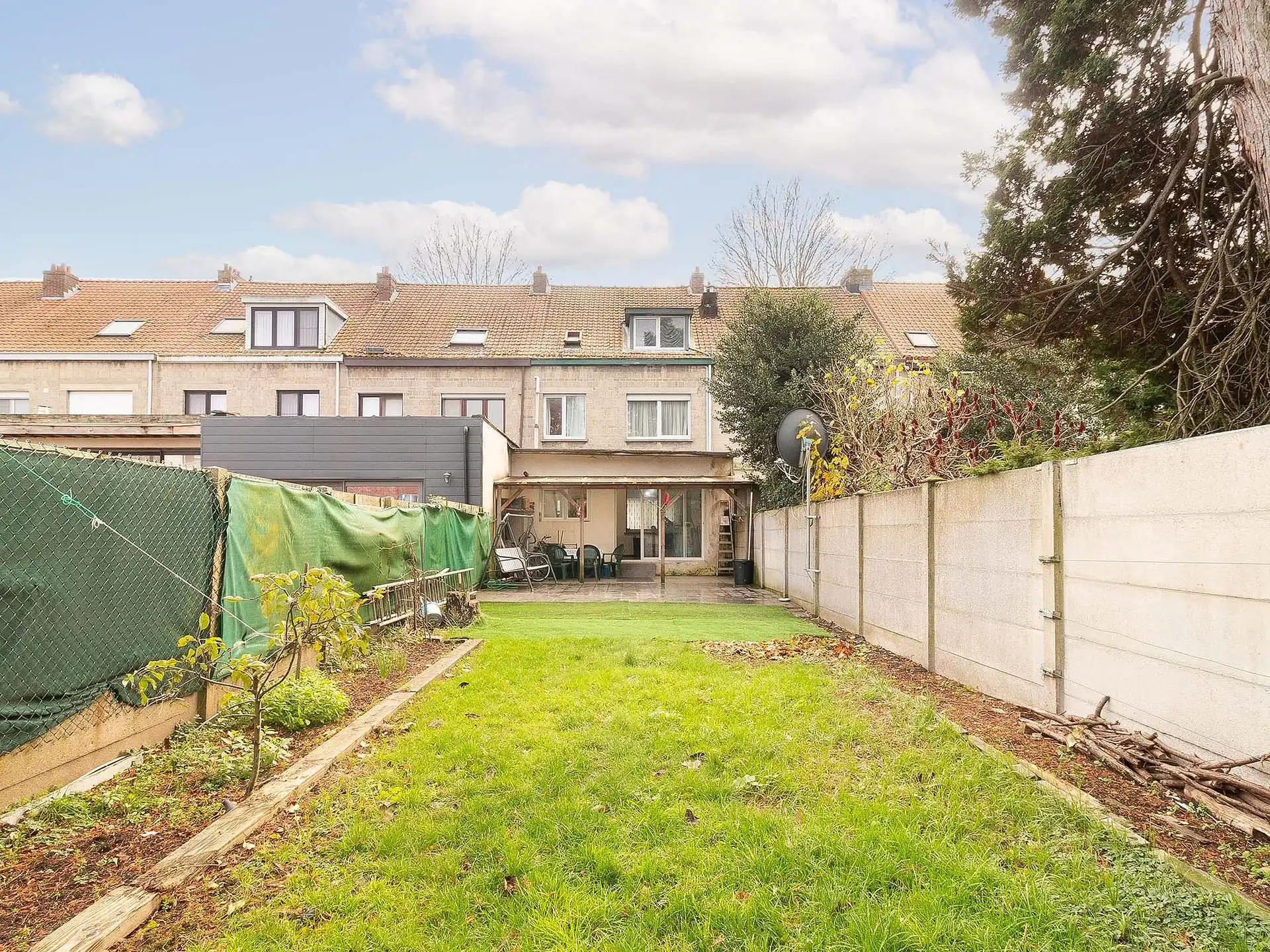 Ruime rijwoning met vijf slaapkamers en tuin foto 15