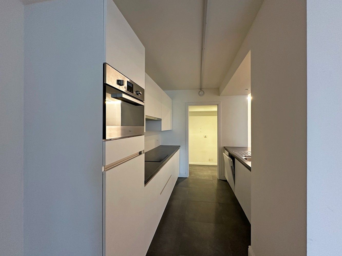 Ruim, gelijkvloers appartement met 2 slaapkamers, terras en een autostaanplaats! foto 5