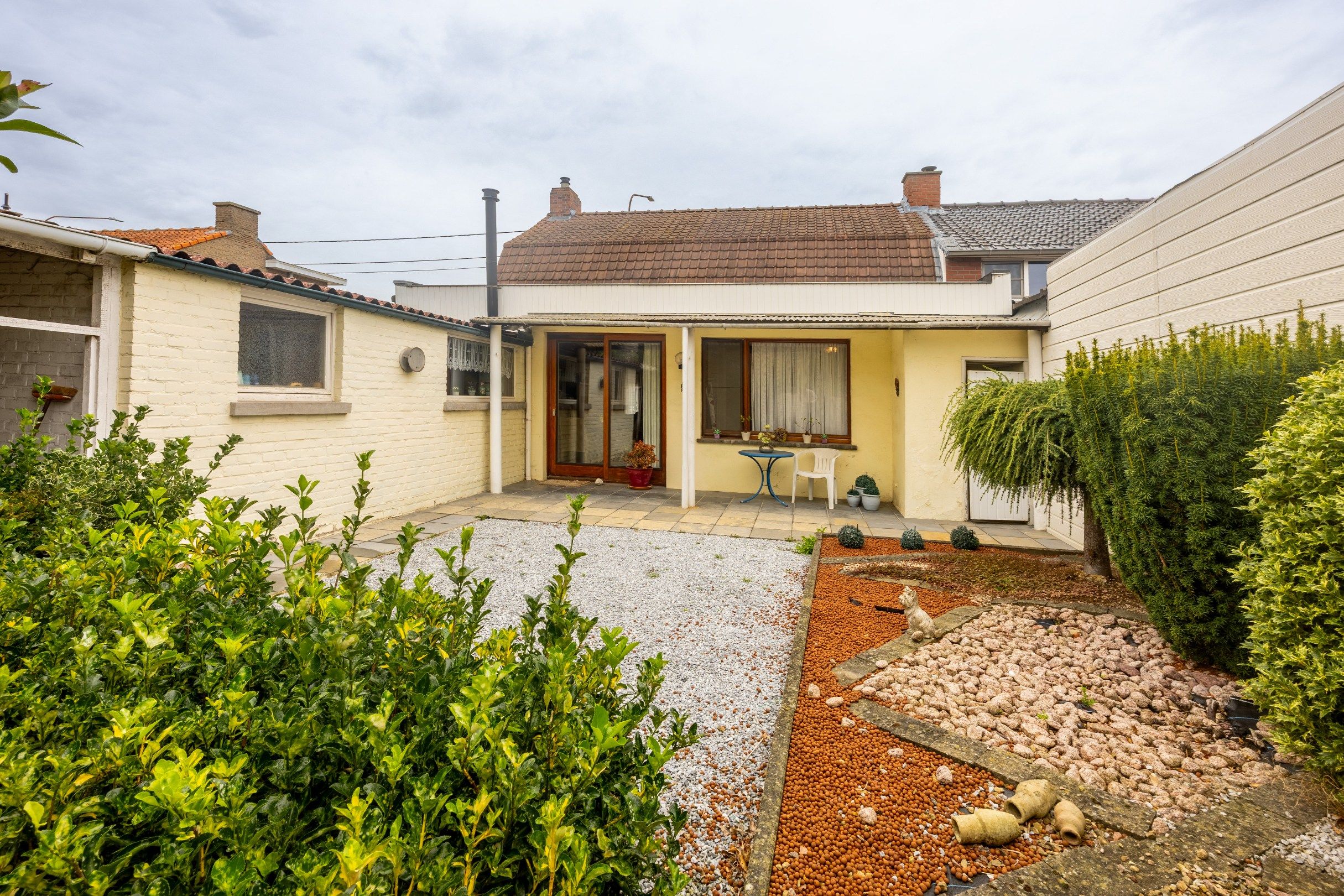 Te renoveren woning met grote garage/werkplaats  foto 12