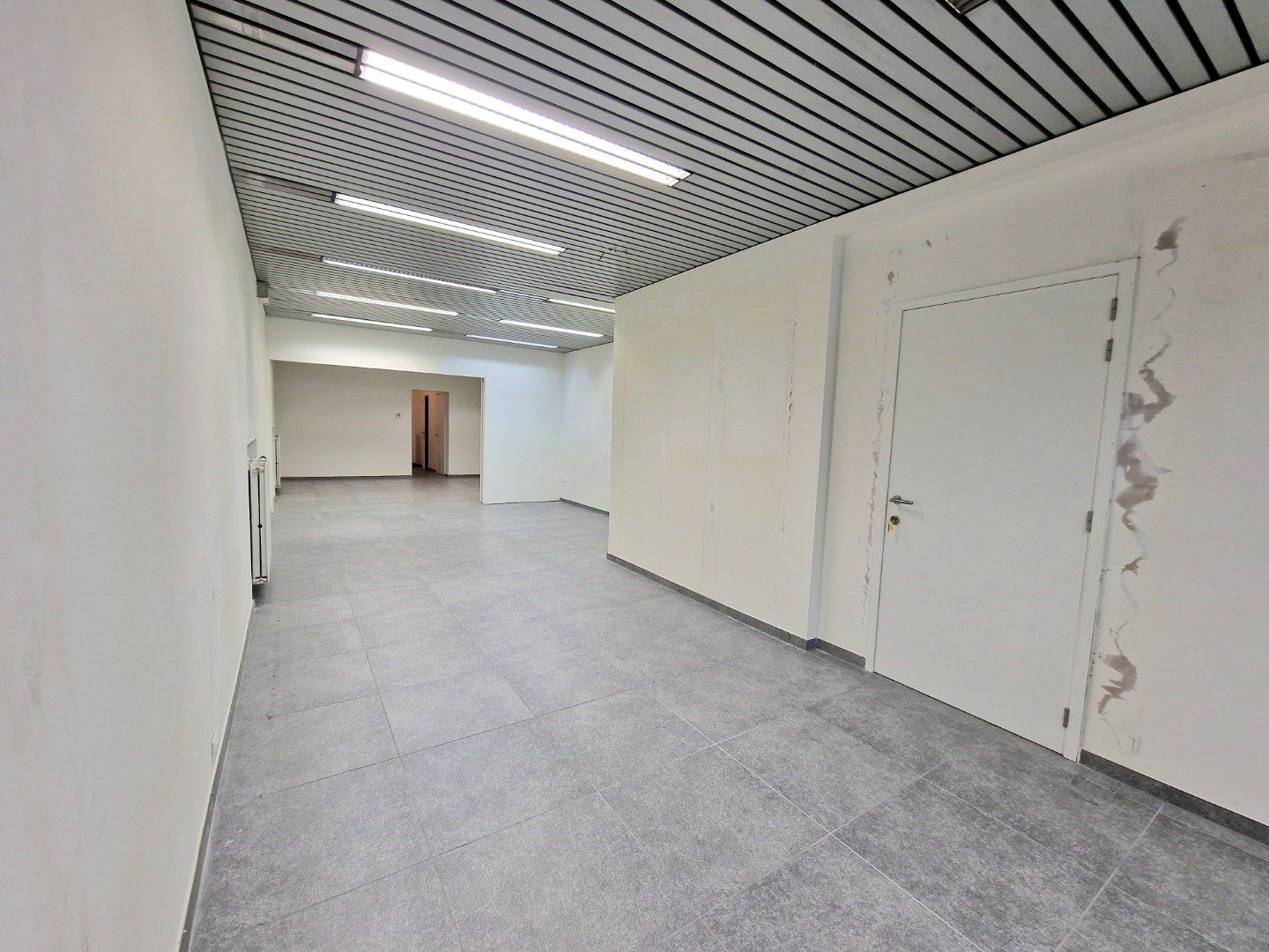 MODERNE WINKELRUIMTE VAN 129 M² IN CENTRUM IEPER foto 7