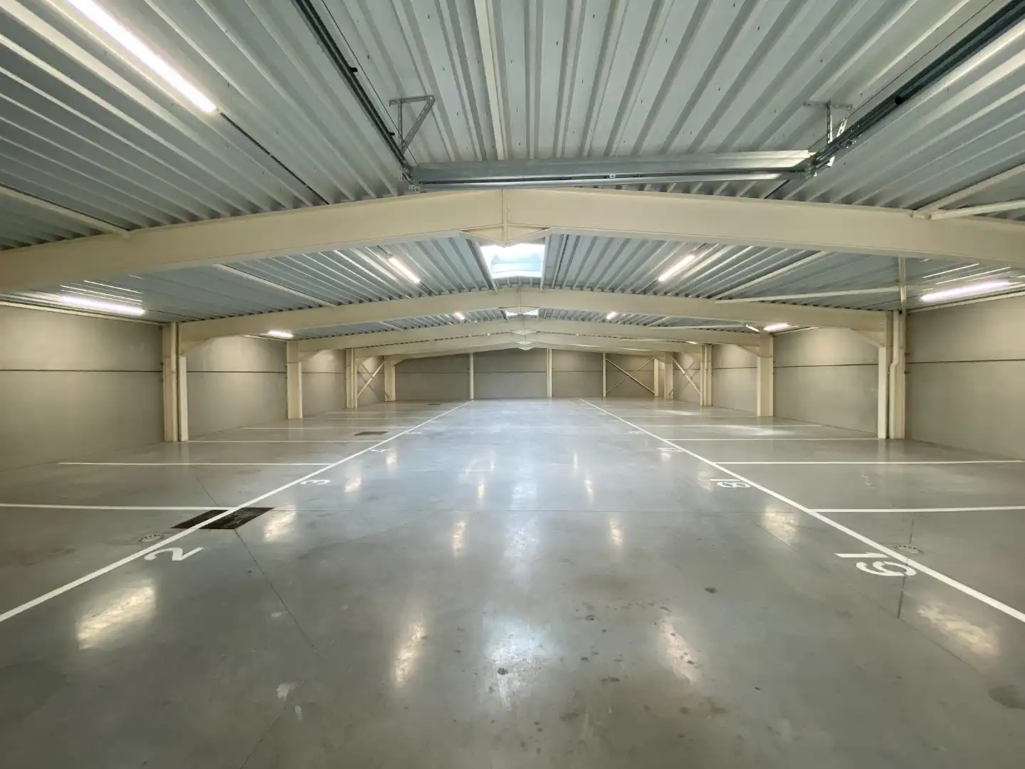 Overdekte autostaanplaats te huur centrum Roeselare foto {{pictureIndex}}