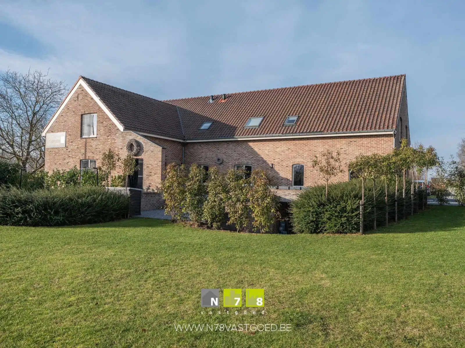 Gebouw te koop foto {{pictureIndex}}