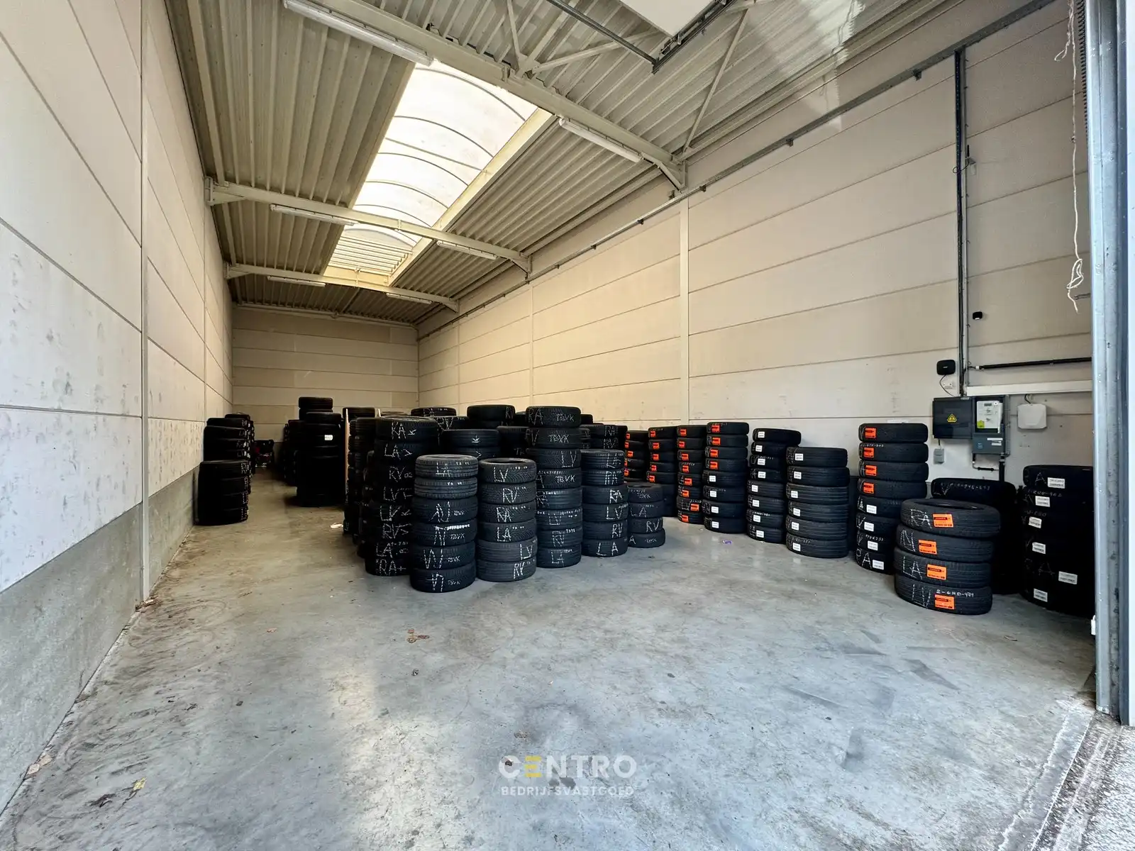 Geïsoleerde NB opslagruimte (161m²) met private parking voor de deur op uitstekende locatie te Brugge (Sint-Michiels - Ten Briele) foto 2