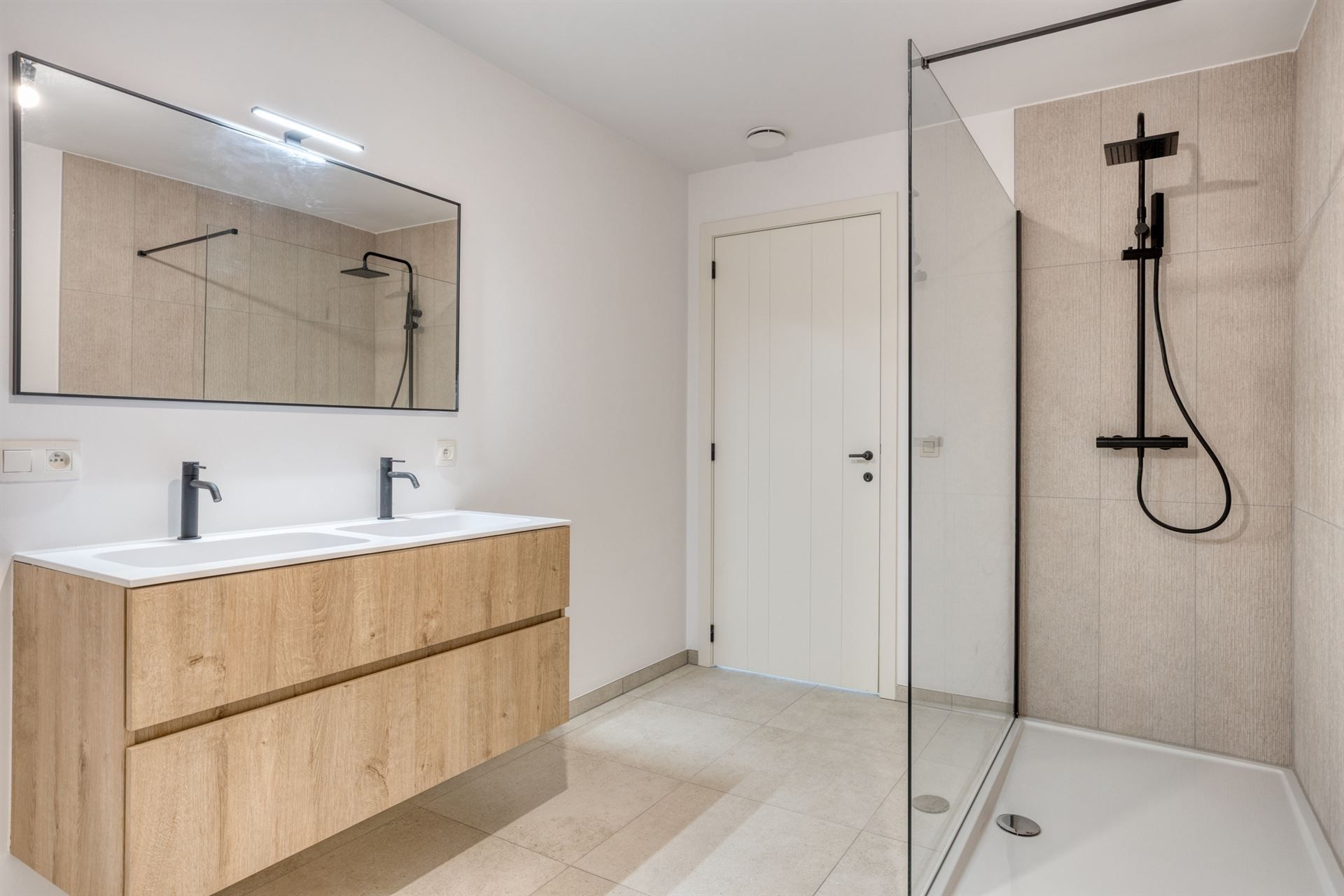 Prachtige nieuwbouw in rustige straat foto 29