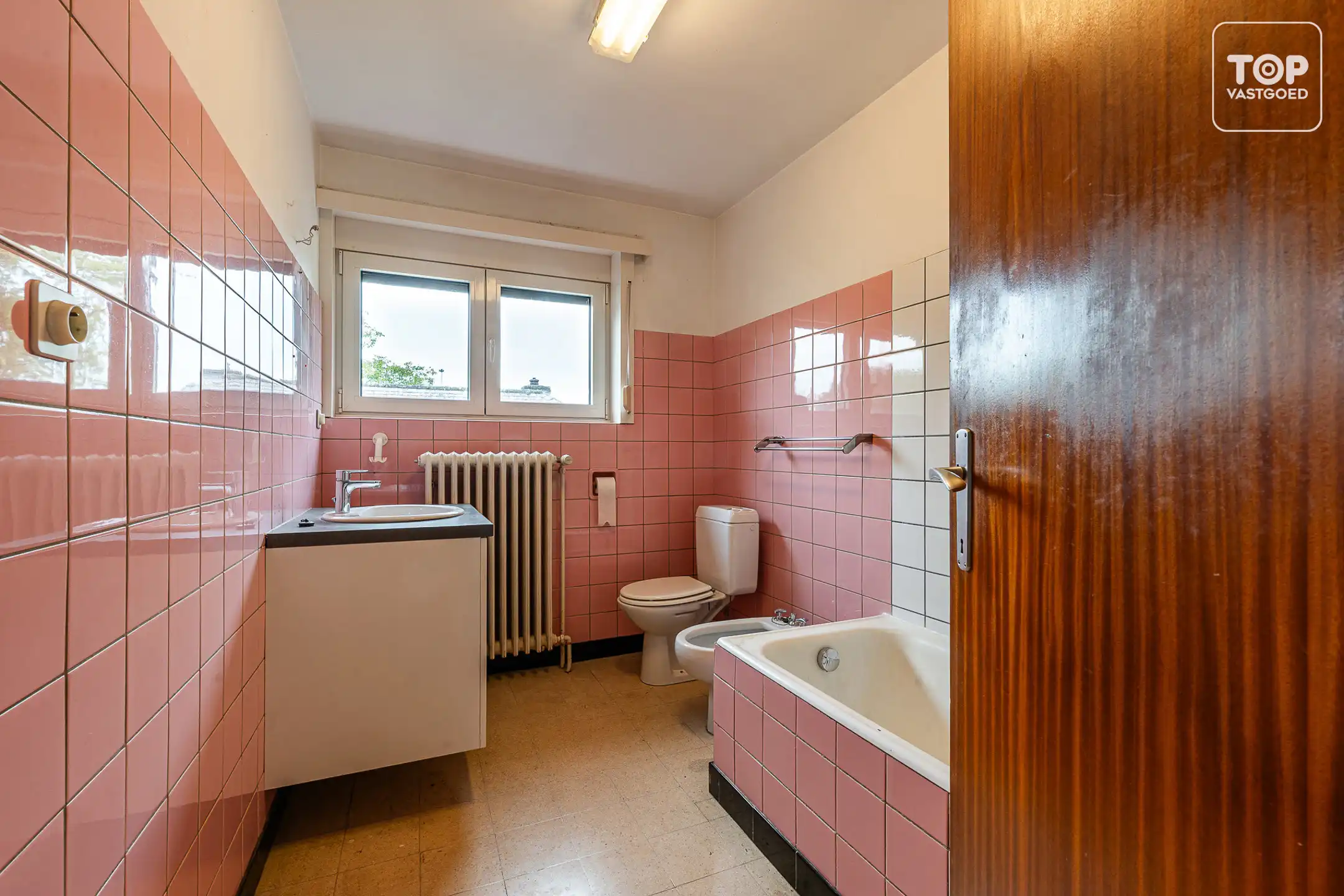 Ruime te renoveren woning met 4 slaapkamers op toplocatie foto 17