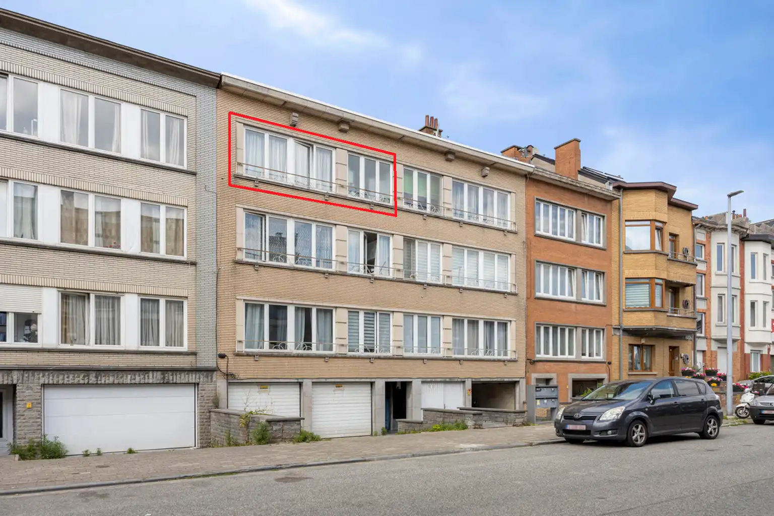 Instapklaar 2-slaapkamerappartement met garage foto {{pictureIndex}}