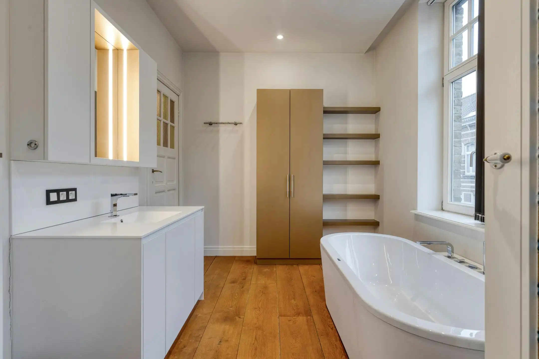 Klassevol huis met 5 slaapkamers, 3 badkamers, garage en ruime tuin te Sint-Kruis (Brugge) foto 16