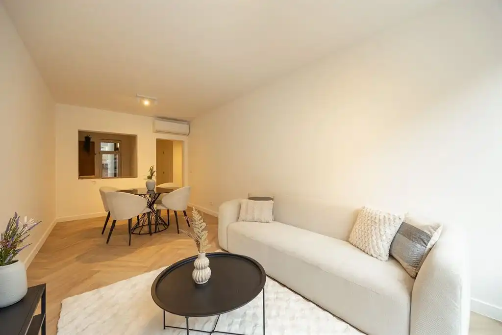 Gerenoveerd gelijkvloers appartement met grote tuin foto 3