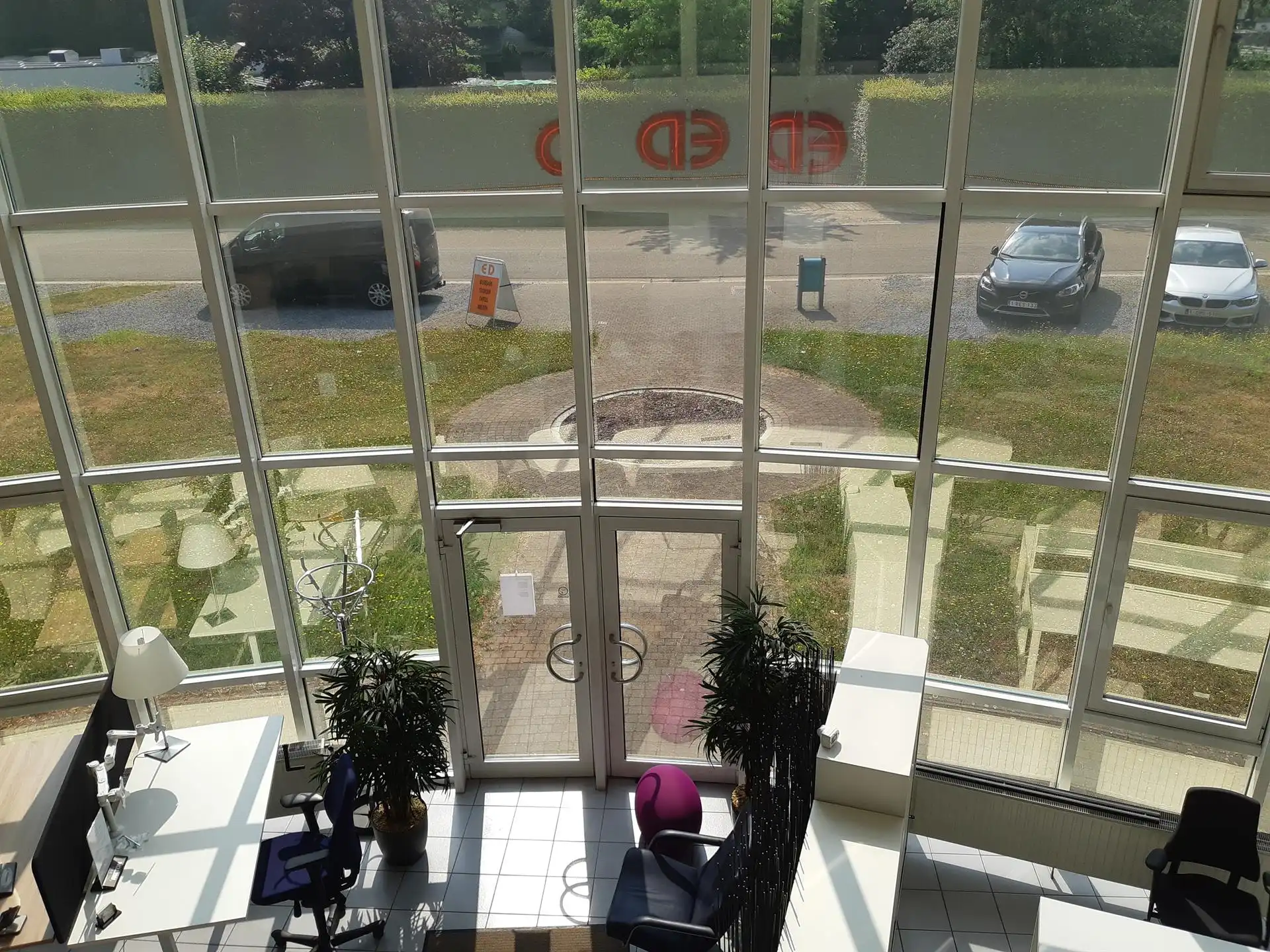 TE HUUR - Bedrijfshal met mooie showroom en kantoorruimte foto 8