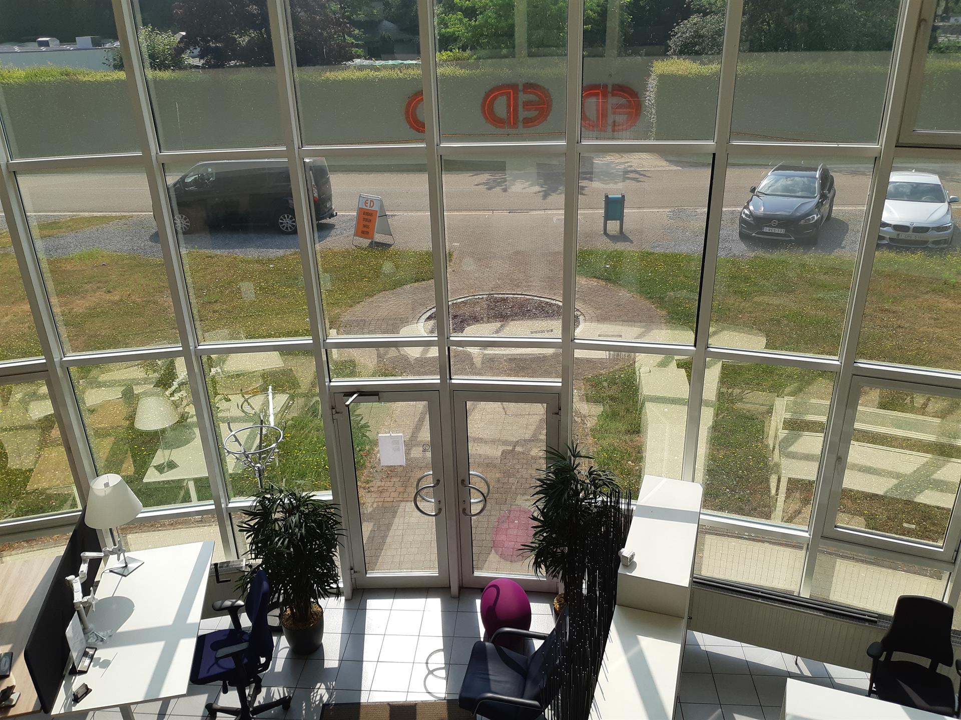 TE HUUR - Bedrijfshal met mooie showroom en kantoorruimte foto 8