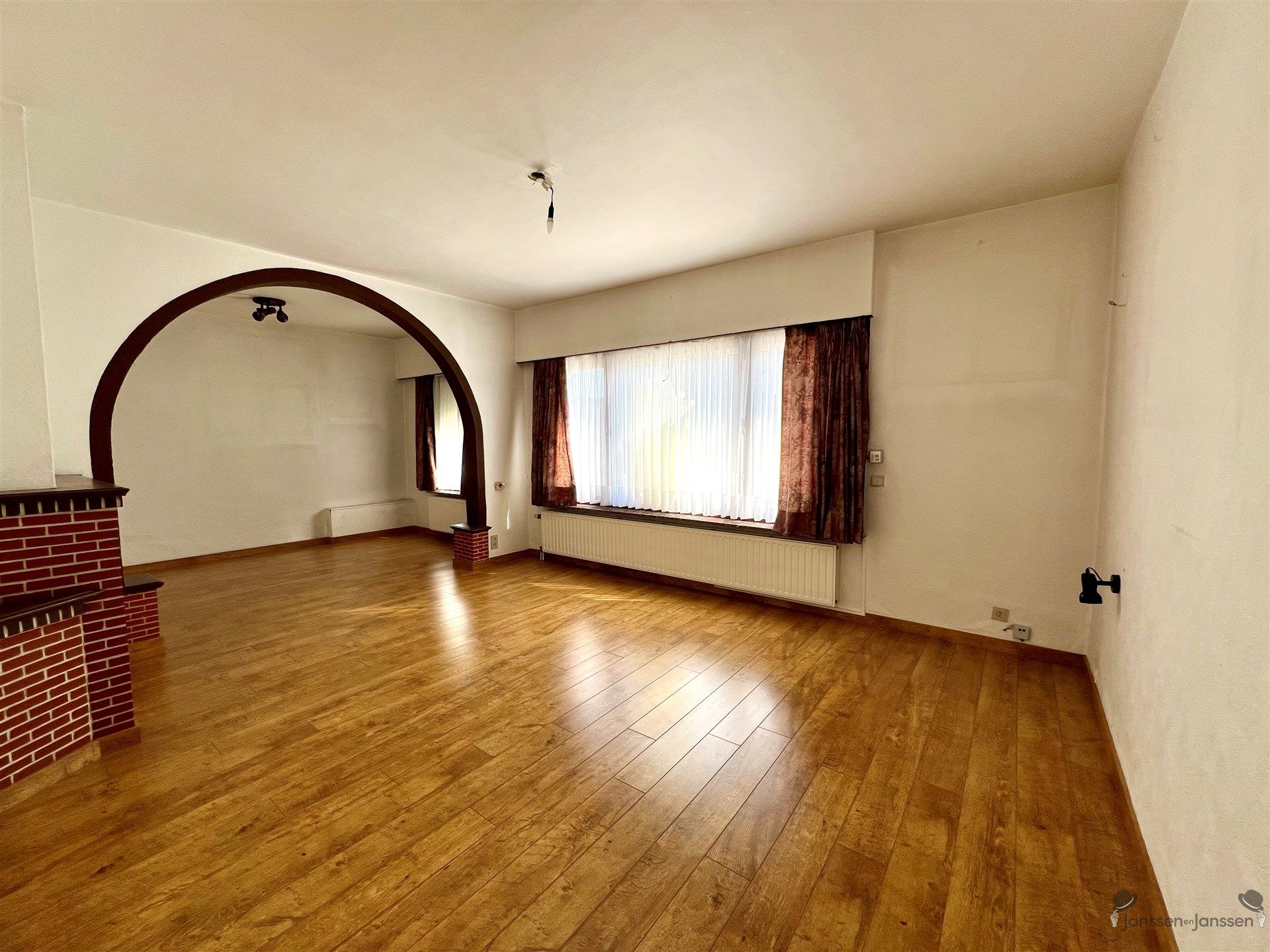 HOB met achterliggende garages foto 5