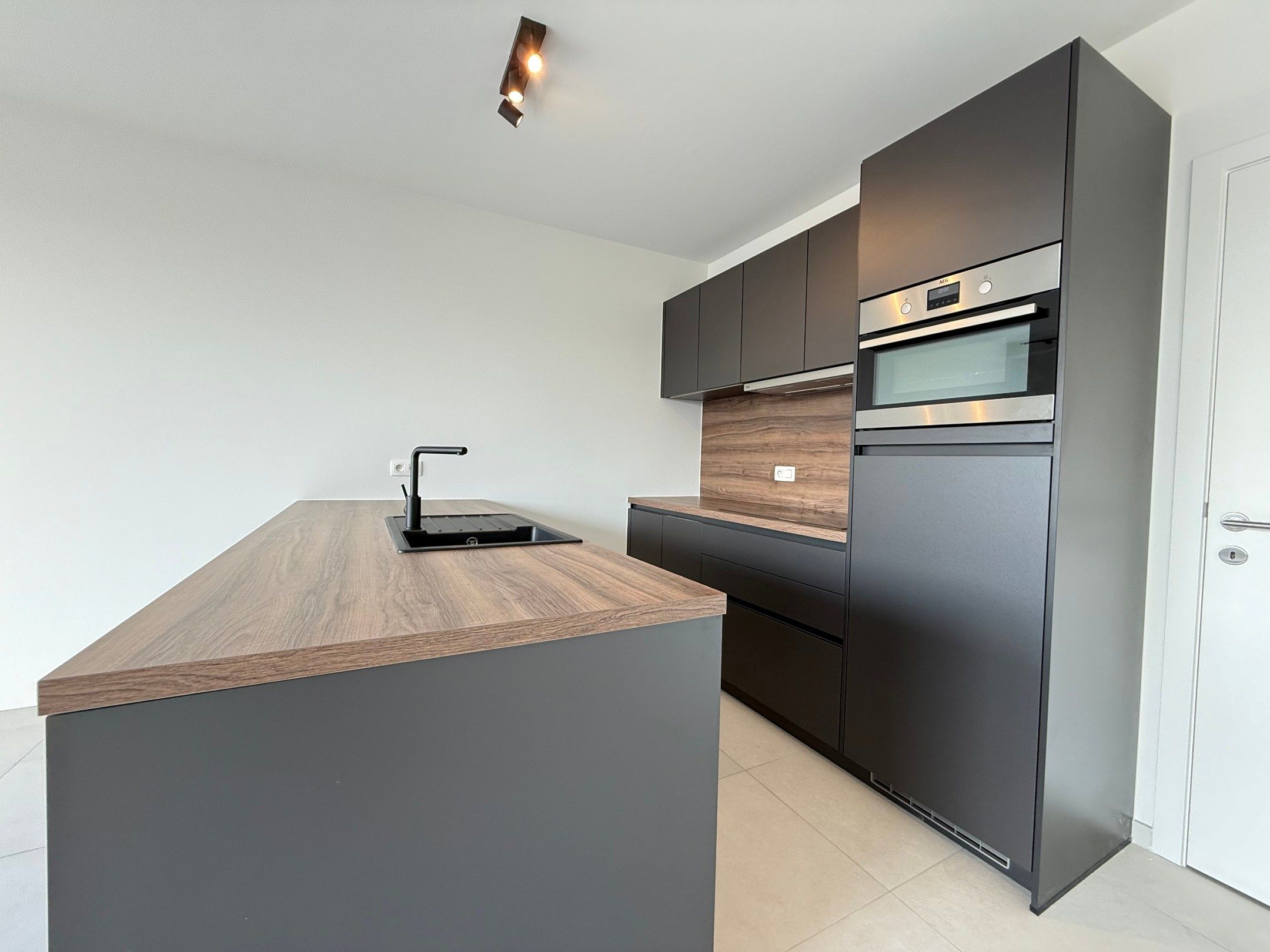 Hedendaags nieuwbouwappartement met 2 slaapkamers en terras op centrale ligging in Ooigem. foto 4