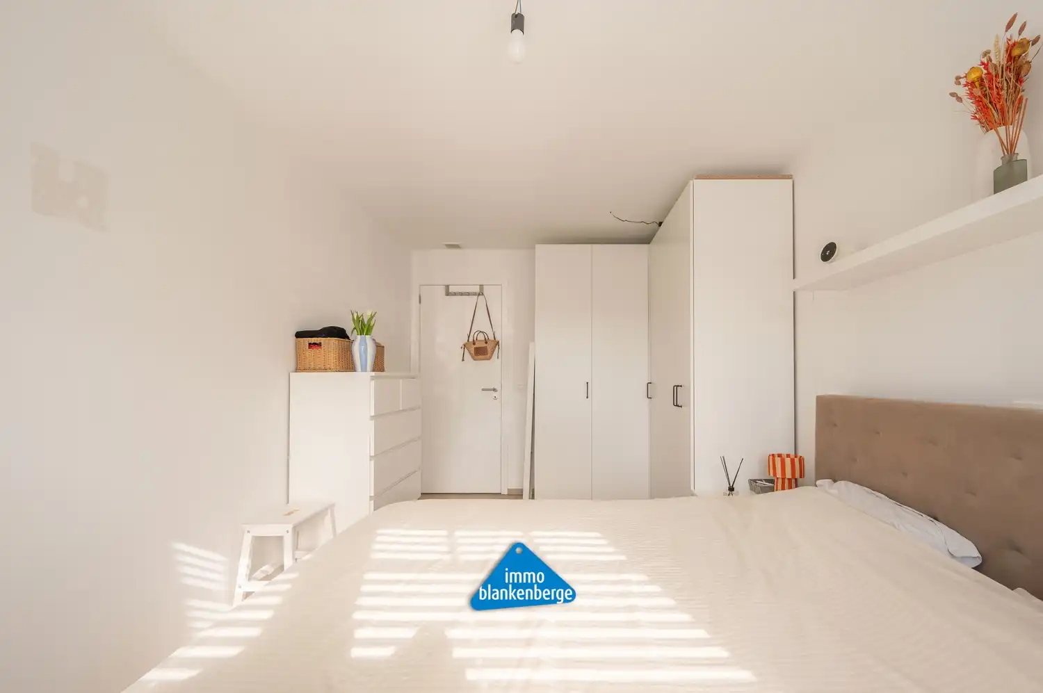 Instapklaar en verrassend ruim appartement met zonnig terras in het centrum van Beernem foto 18