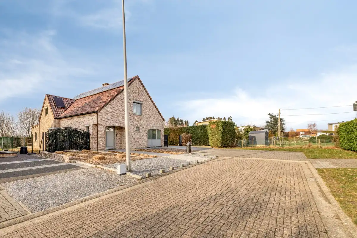 Instapklare villa met 3 slaapkamers, kantoor en garages foto 29