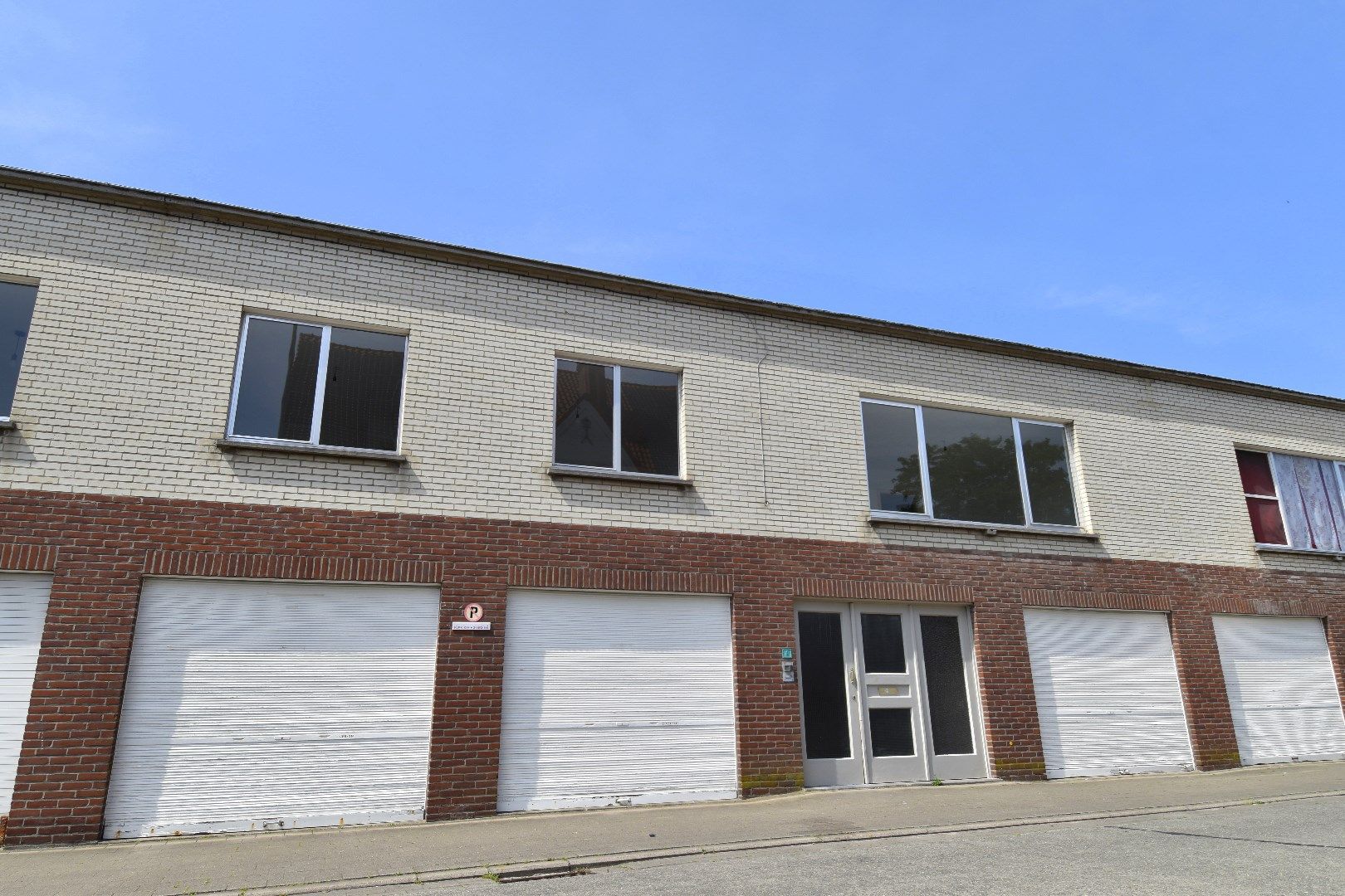 Hoofdfoto van de publicatie: Verzorgde bel-etage met 3 garages op toplocatie te koop in Gullegem