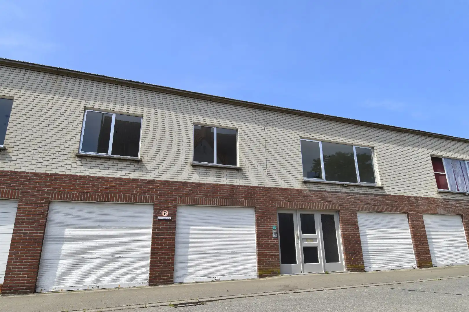 Hoofdfoto van de publicatie: Verzorgde bel-etage met 3 garages op toplocatie te koop in Gullegem