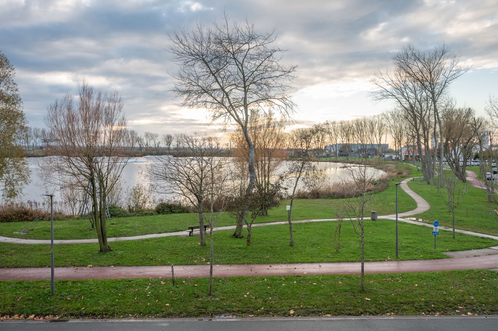 Nieuwbouwappartement met zicht op het meer in Duinenwater foto 4