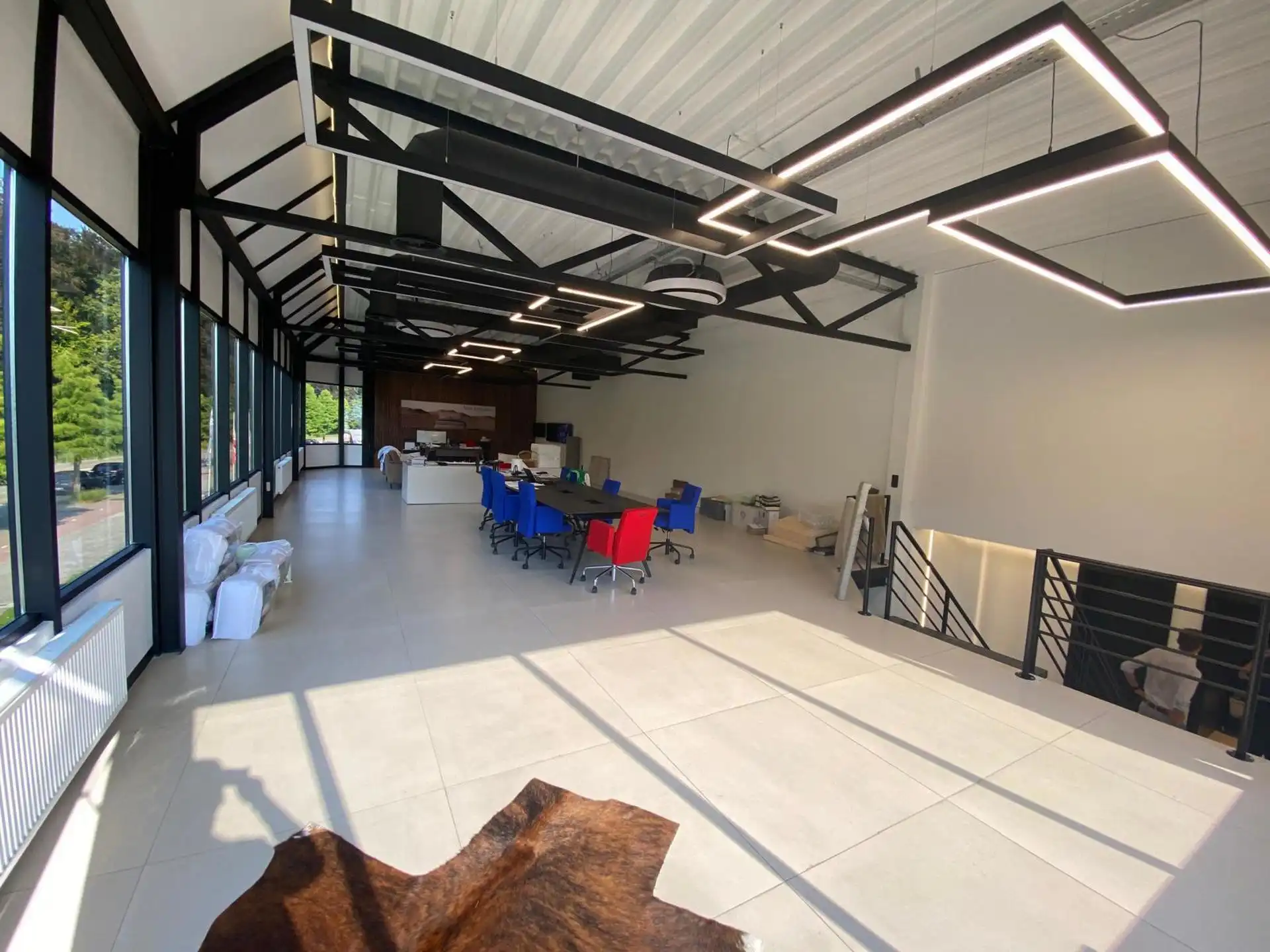 Industriegebouw met een modern gerenoveerde kantoorruimte foto 9