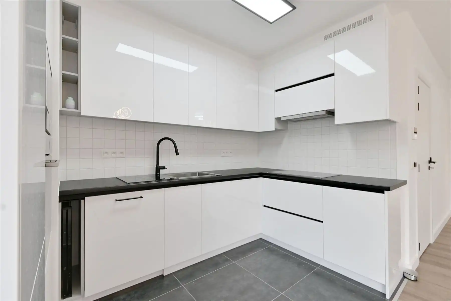 Luxueus gerenoveerd appartement te Berchem! foto 7