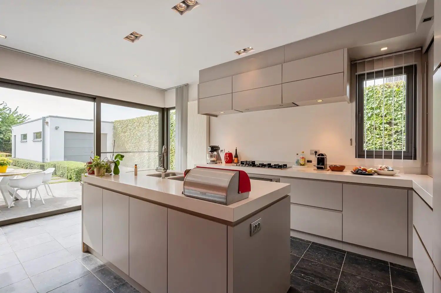 Halfopen woning op toplocatie met zwemvijver en garage. foto 17