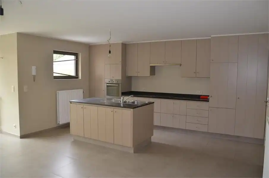 Gelijkvloers recent appartement met tuin. foto 9
