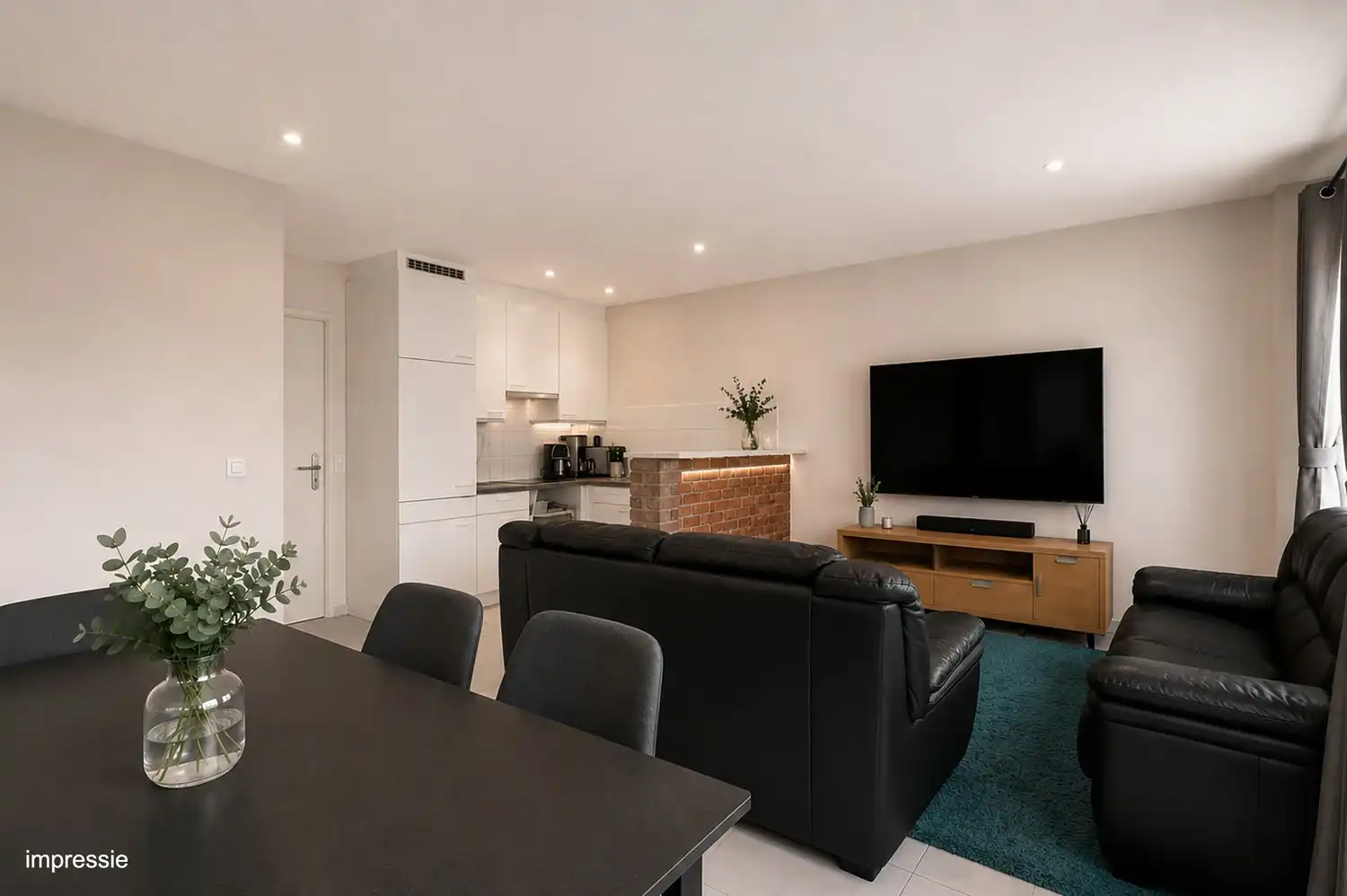 Instapklaar 2-slaapkamer appartement met royale garagebox en autostaanplaats! foto 4