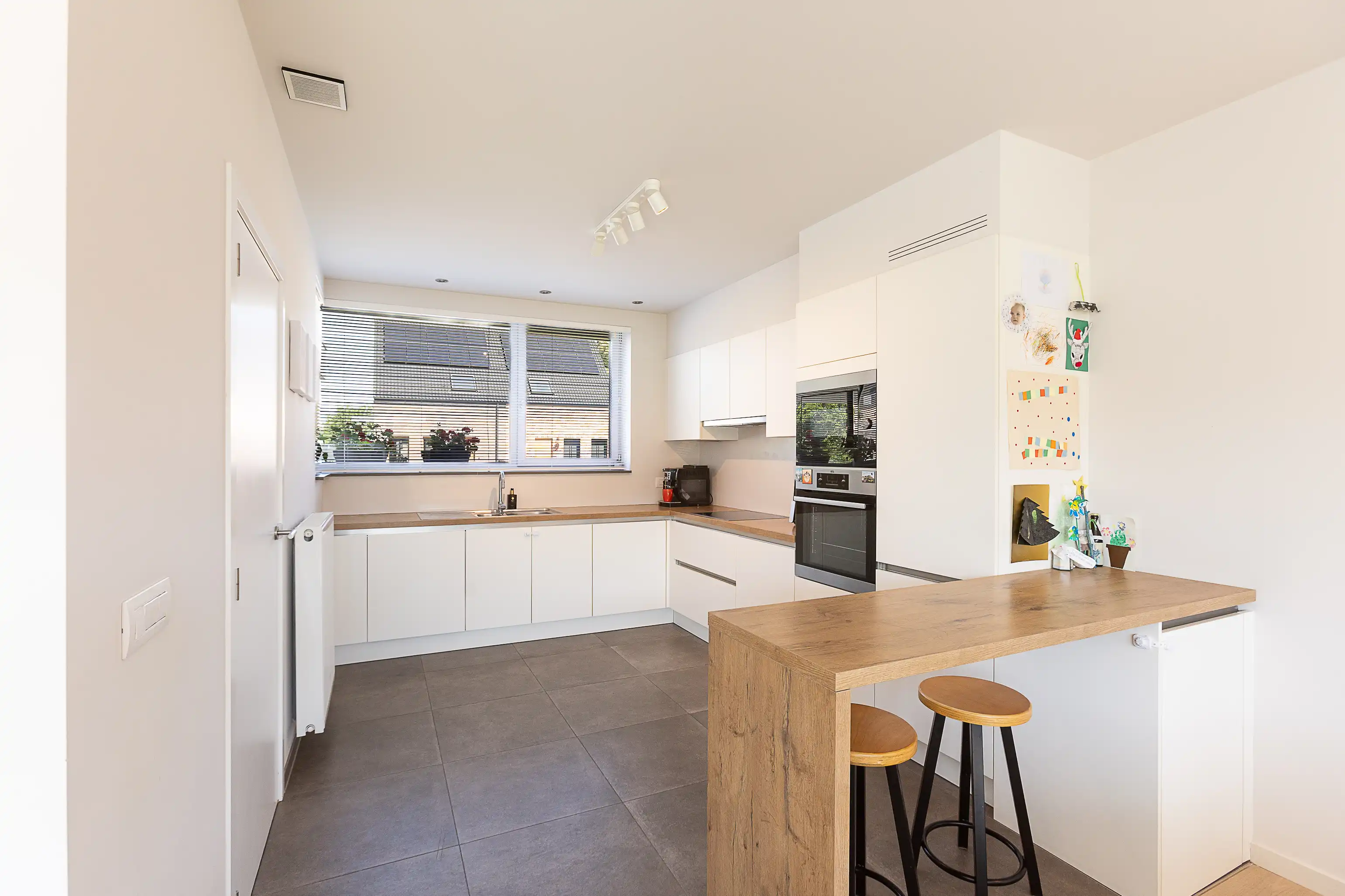 Prachtige, lichtrijke  woning met zonnige tuin in Beernem! foto 8