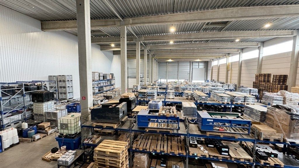 Magazijn met laadkades en kantoor te huur in Malle foto 13