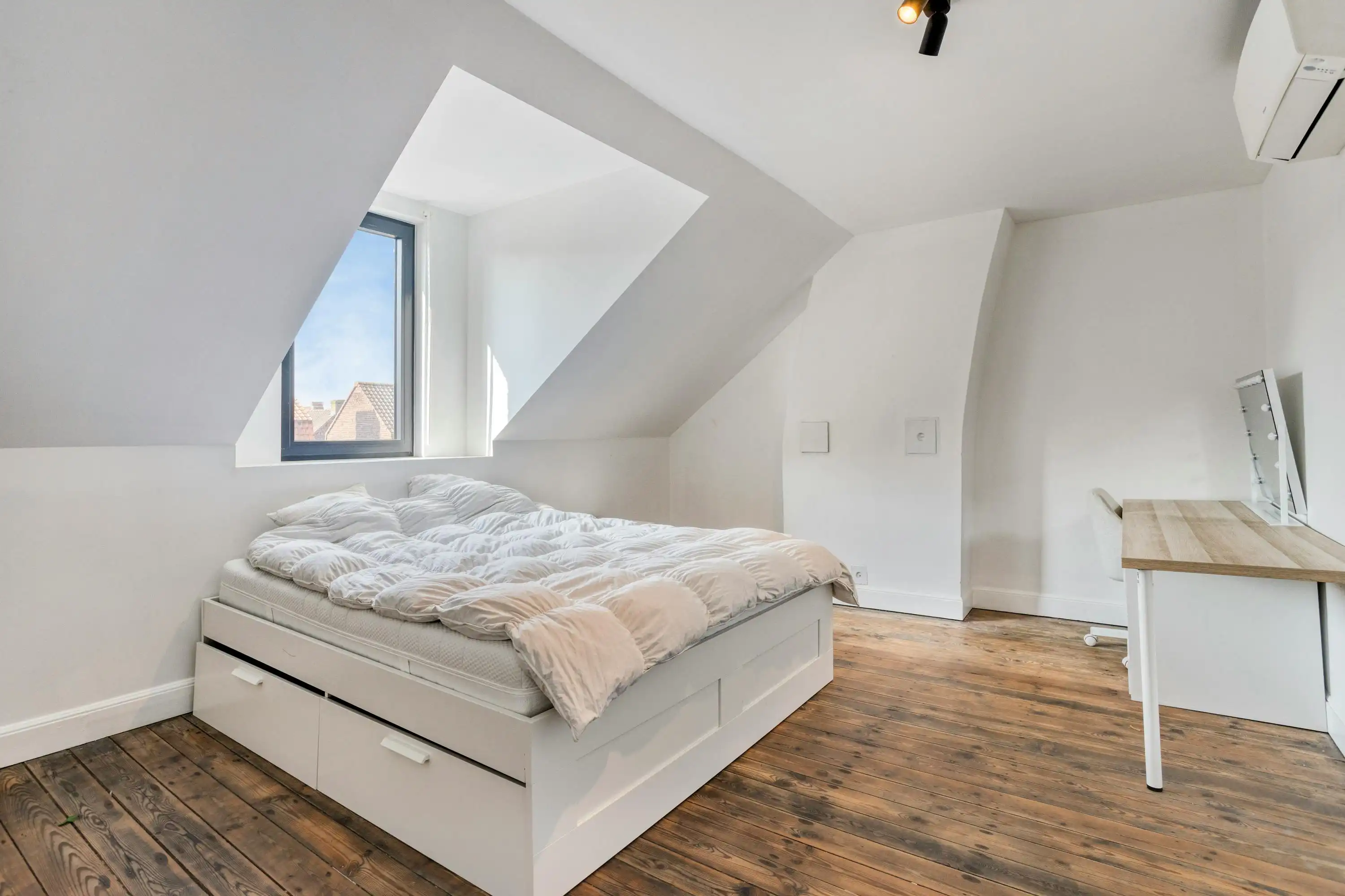 Kwalitatief gerenoveerde centrumwoning met tuin in Ieper foto 22