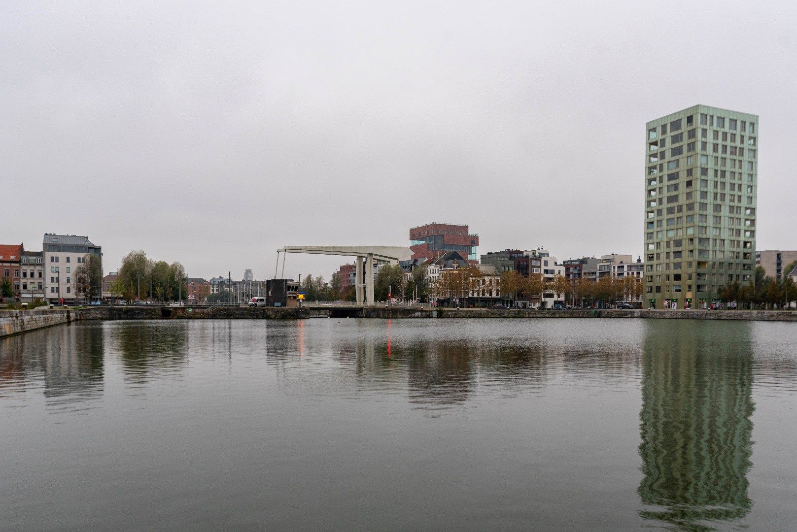 Ruim en stijlvol appartement in de populaire Cadixwijk foto 13