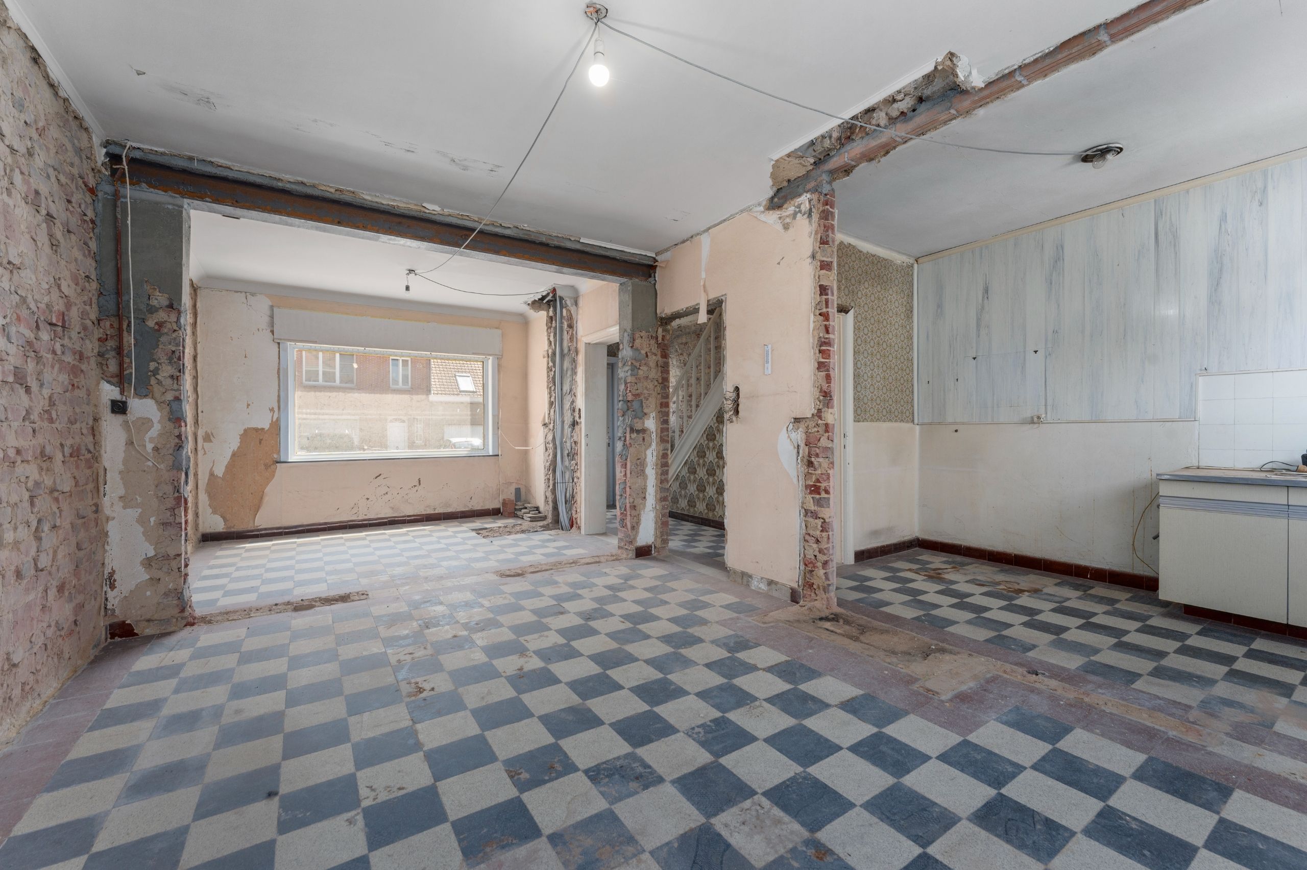 Centraal gelegen verder af te werken rijwoning op 250m2 foto 5