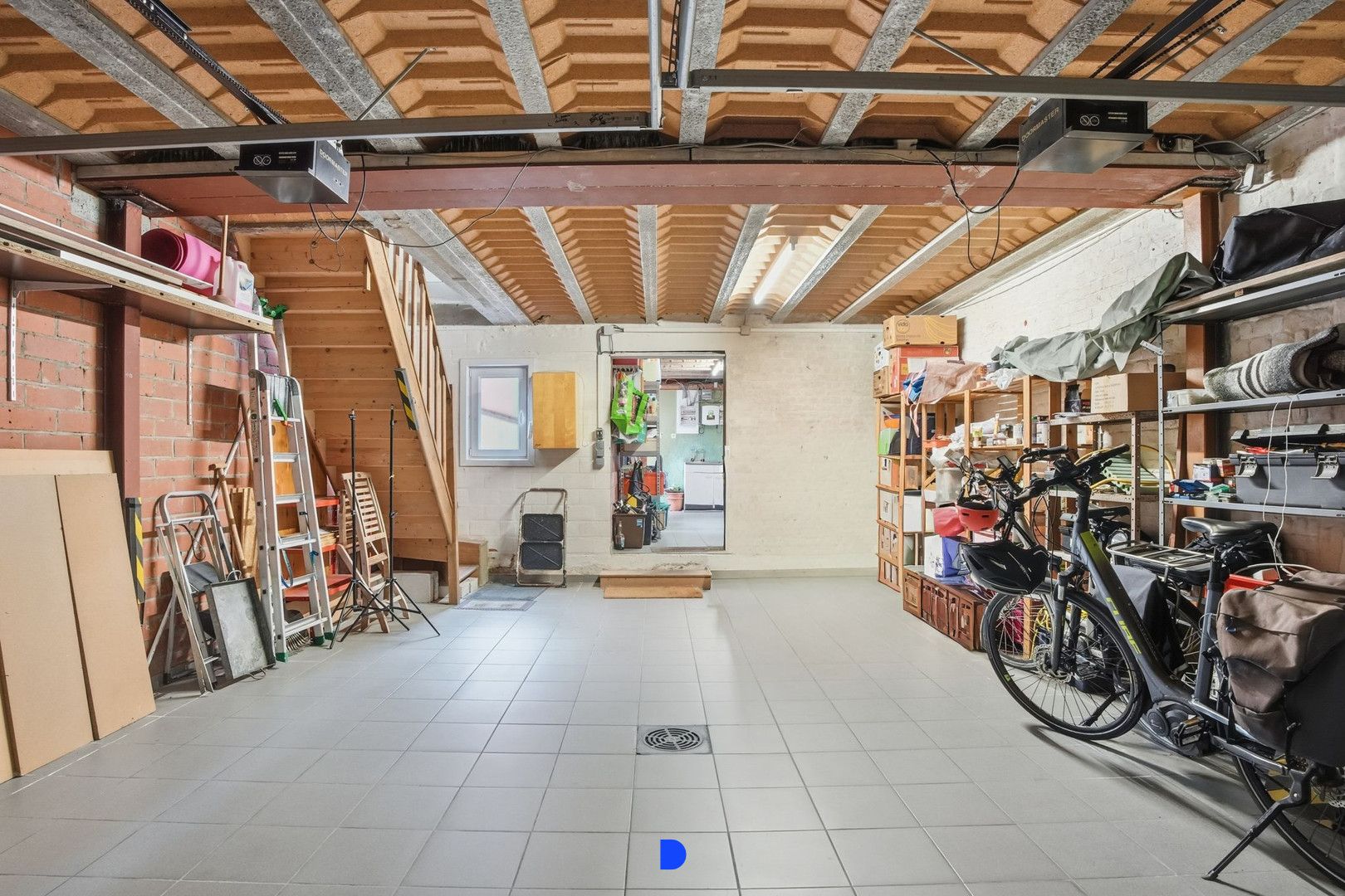 Veelzijdige rijwoning met 2 garages in het centrum van Tielt! foto 12