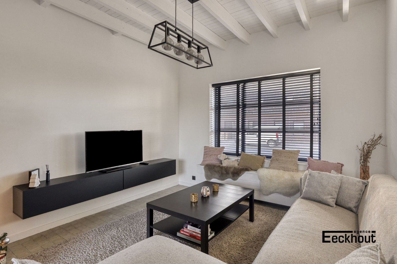 Ruime halfopen woning met prachtige aangelegde tuin en carport voor 2 wagens! foto 8