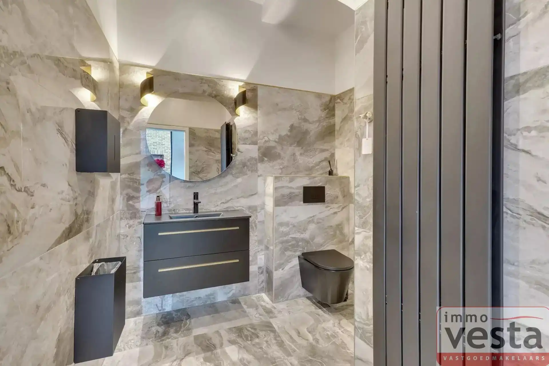 Goedgelegen, volledig gerenoveerd handelspand met woonst foto 10