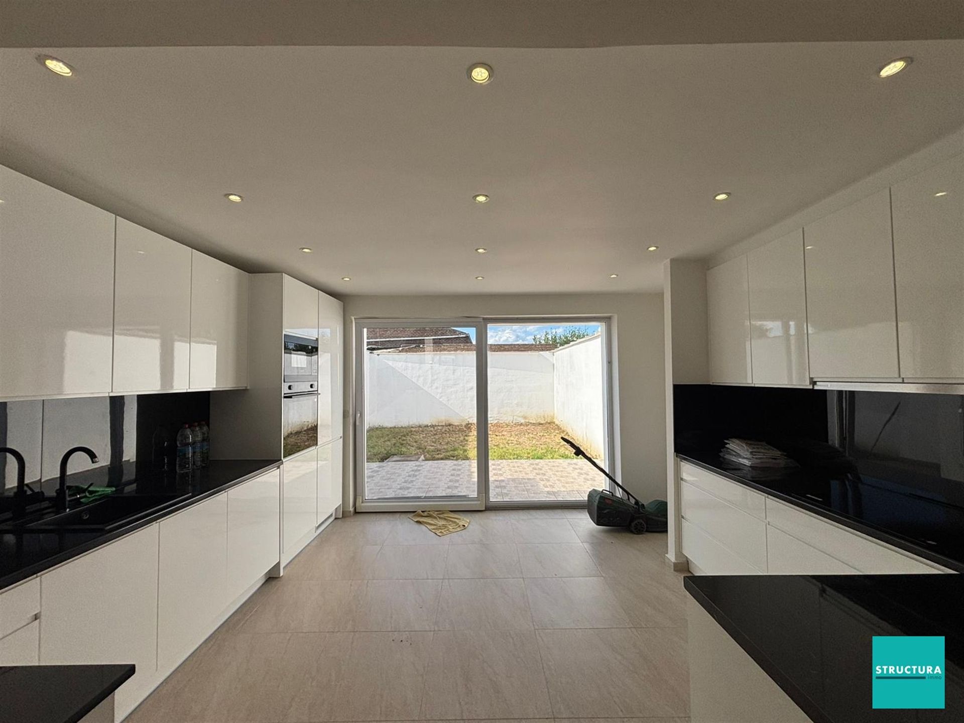 Volledig gerenoveerde, ruime woning met vlotte bereikbaarheid! foto 10