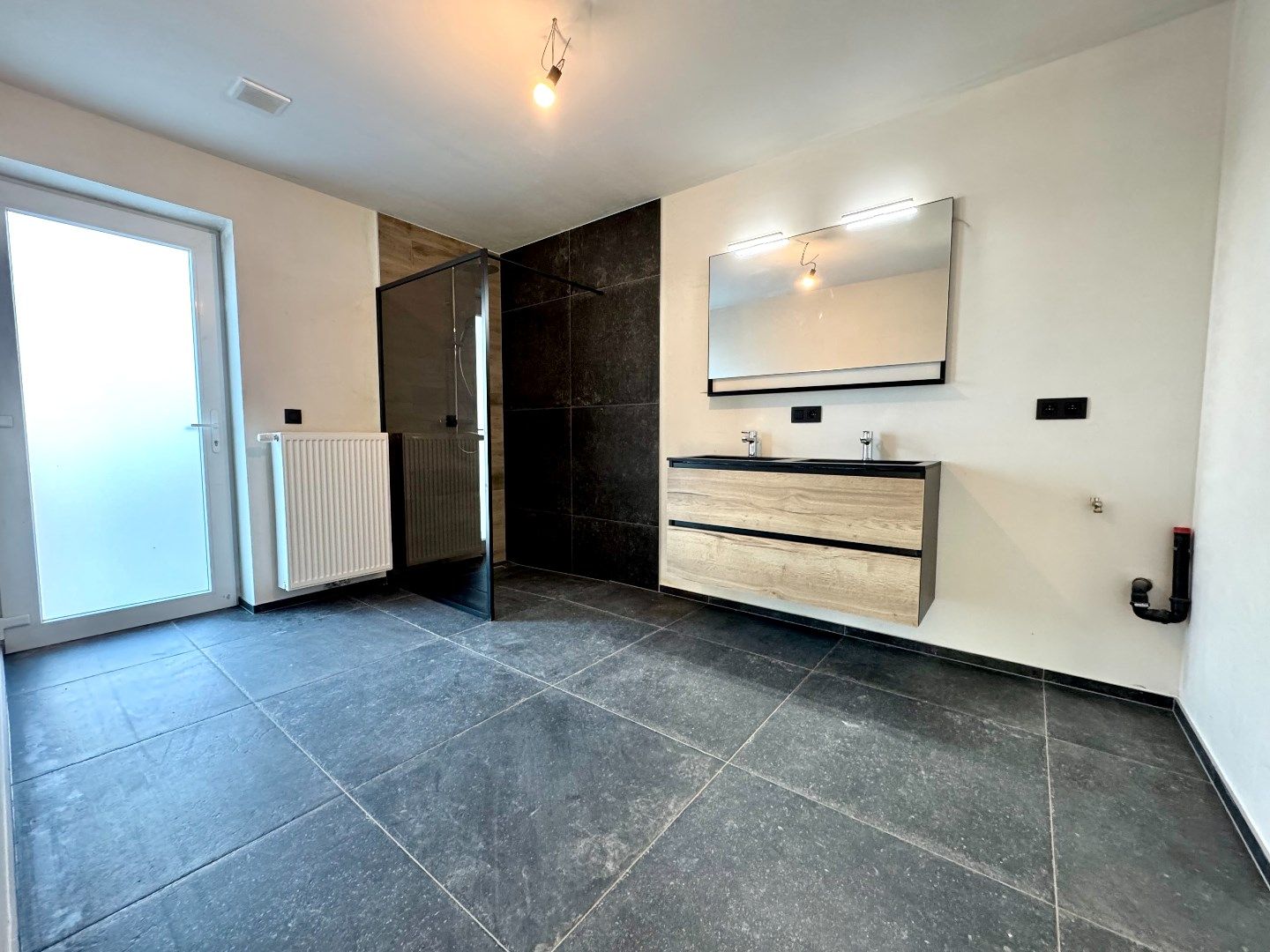 GERENOVEERDE HALFOPEN WONING MET 3 SLPKS, 2 BADKAMERS, TUIN EN GARAGE foto 15
