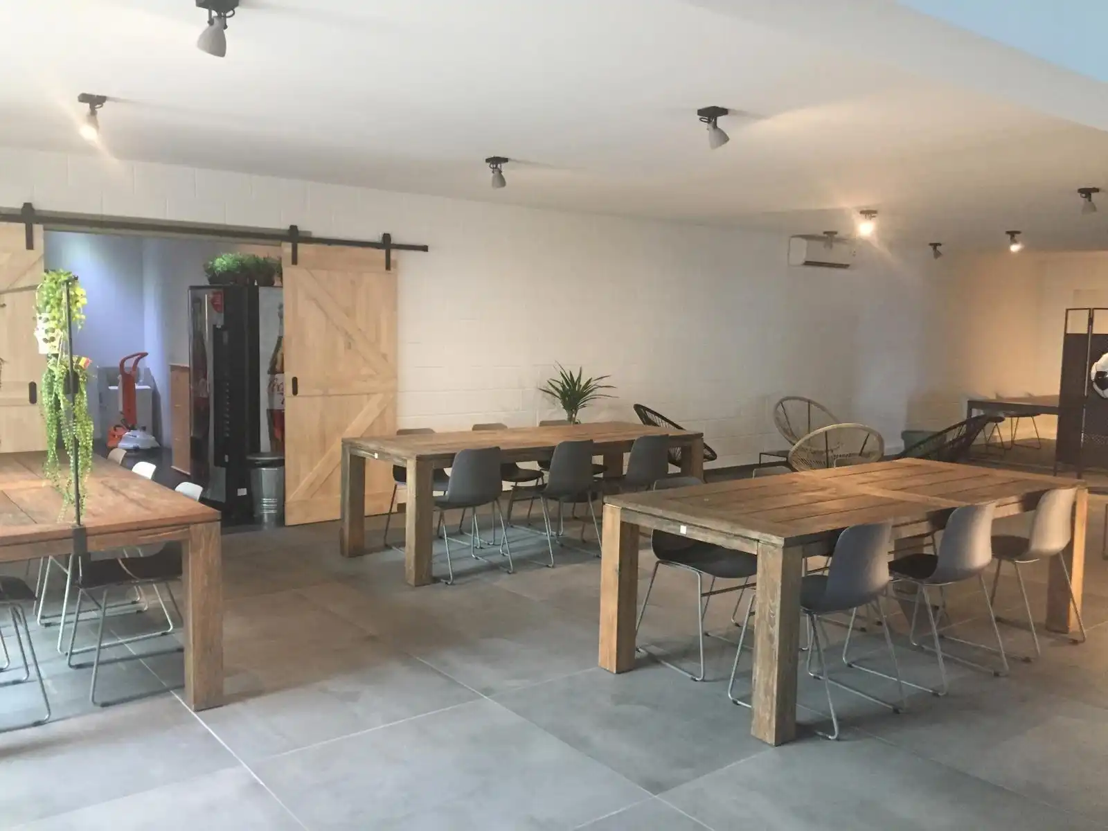 Terbeschikkingstelling van infrastructuur in vernieuwde kantoren met parking, 160m², Genk-Noord foto 4