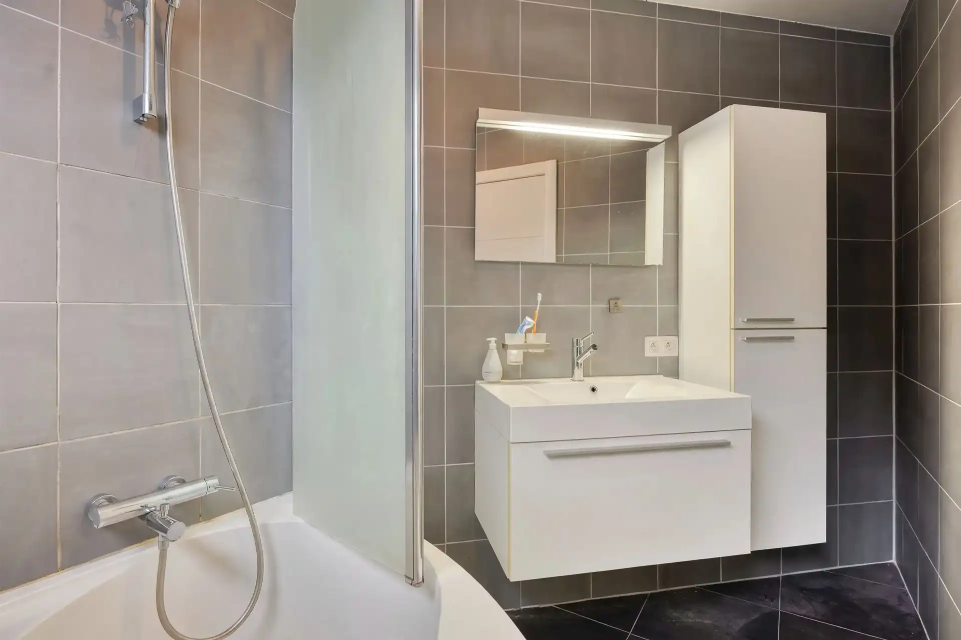 Instapklaar appartement met ruim terras én autostaanplaats! foto 12