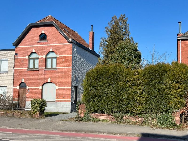 Hoofdfoto van de publicatie: Exclusief te renoveren herenhuis met 5 slpks dit op toplocatie in het aangename Nazareth - De Pinte!