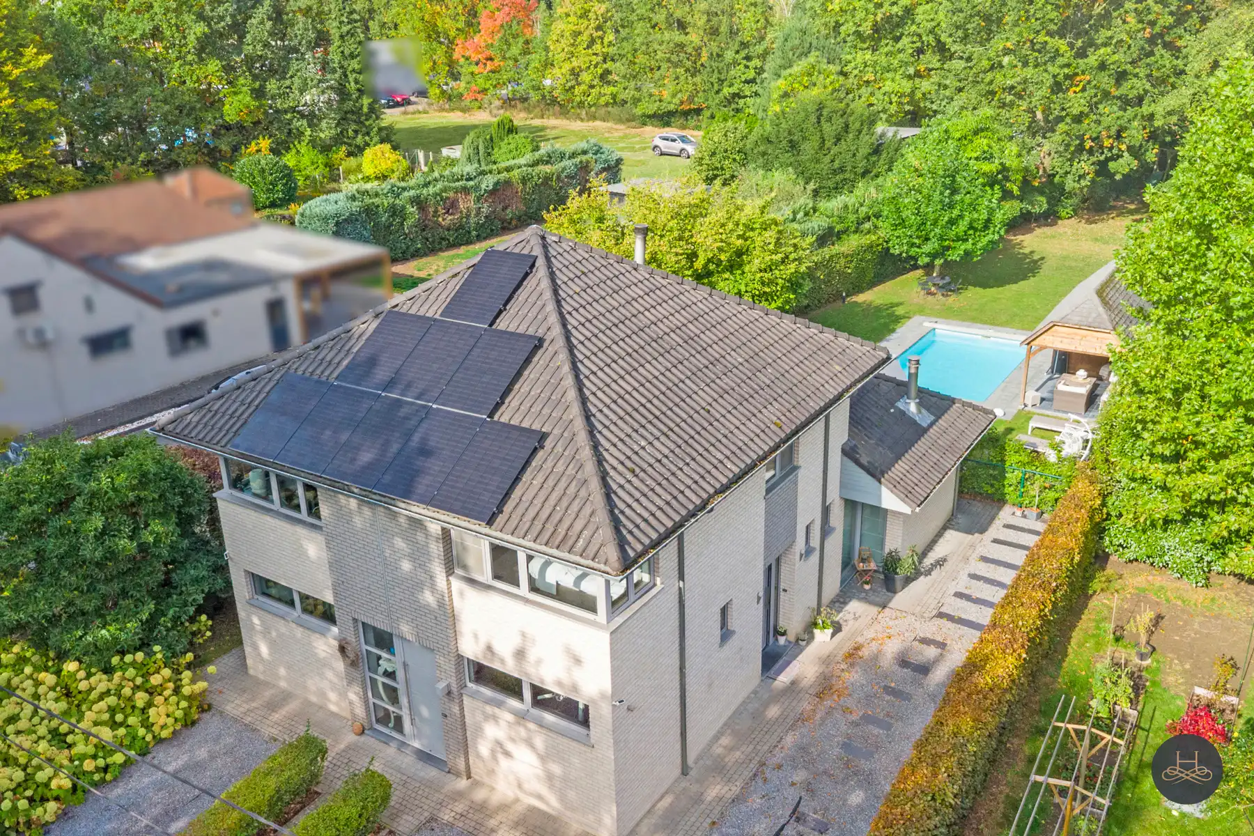 Indrukwekkende villa met zwembad en fraai aangelegde tuin foto 7