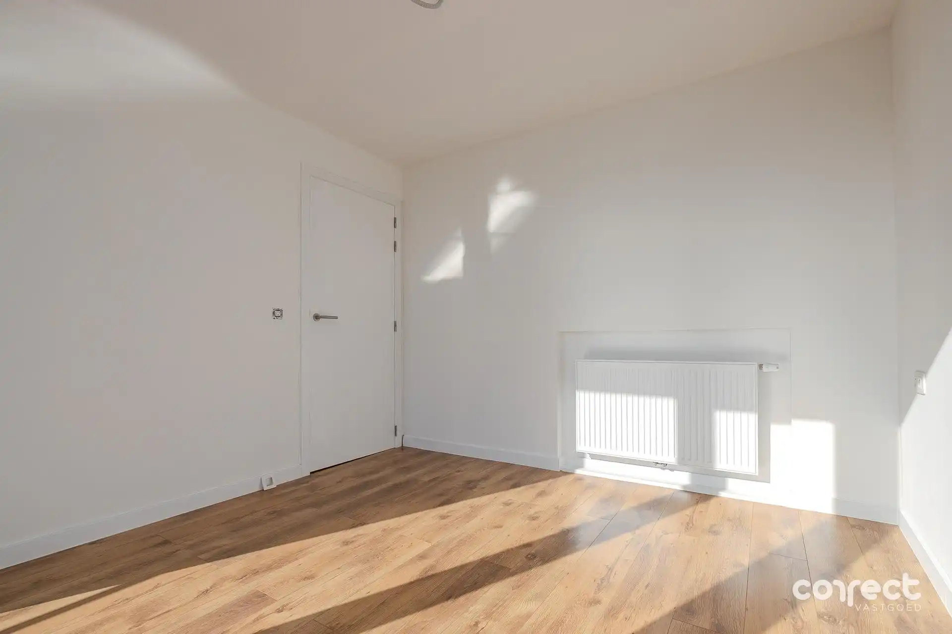 Volledig gerenoveerd appartement met 2 slaapkamers, dressing/slaapkamer en zonnig terras. foto 8