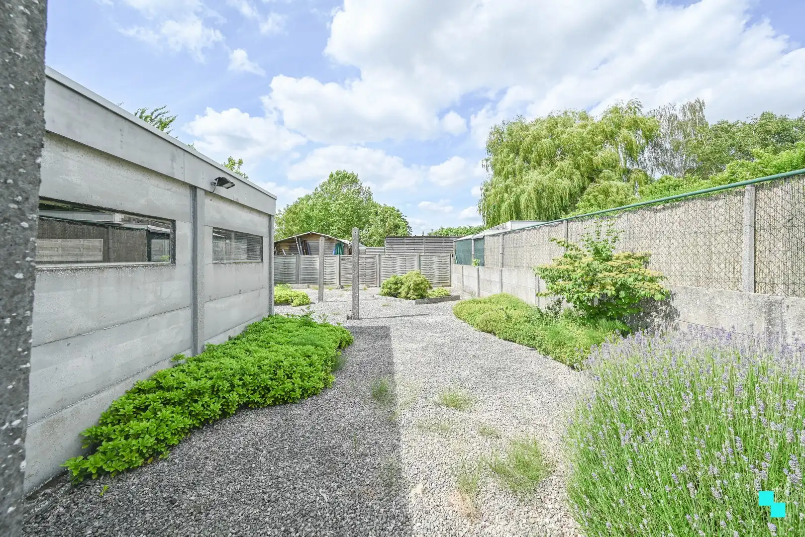 Te renoveren woonst met garage foto 18