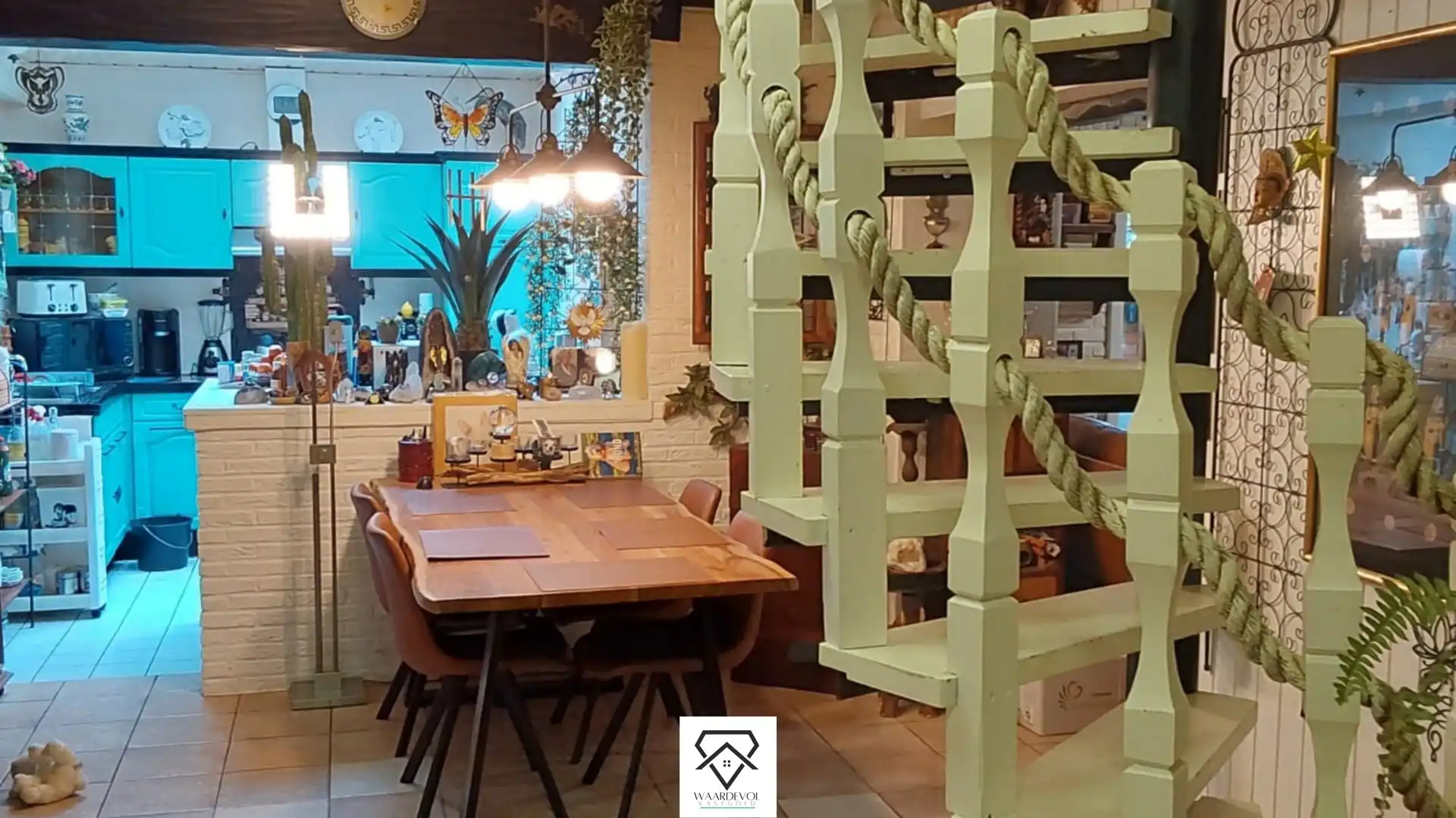 Wijze stadswoning met buitenruimte en potentieel te koop foto 2