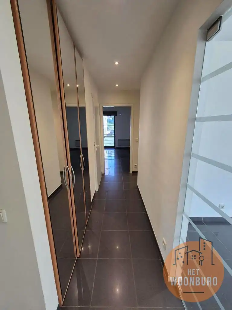 Ruim appartement met kelder en 2 autostaanplaatsen foto 3