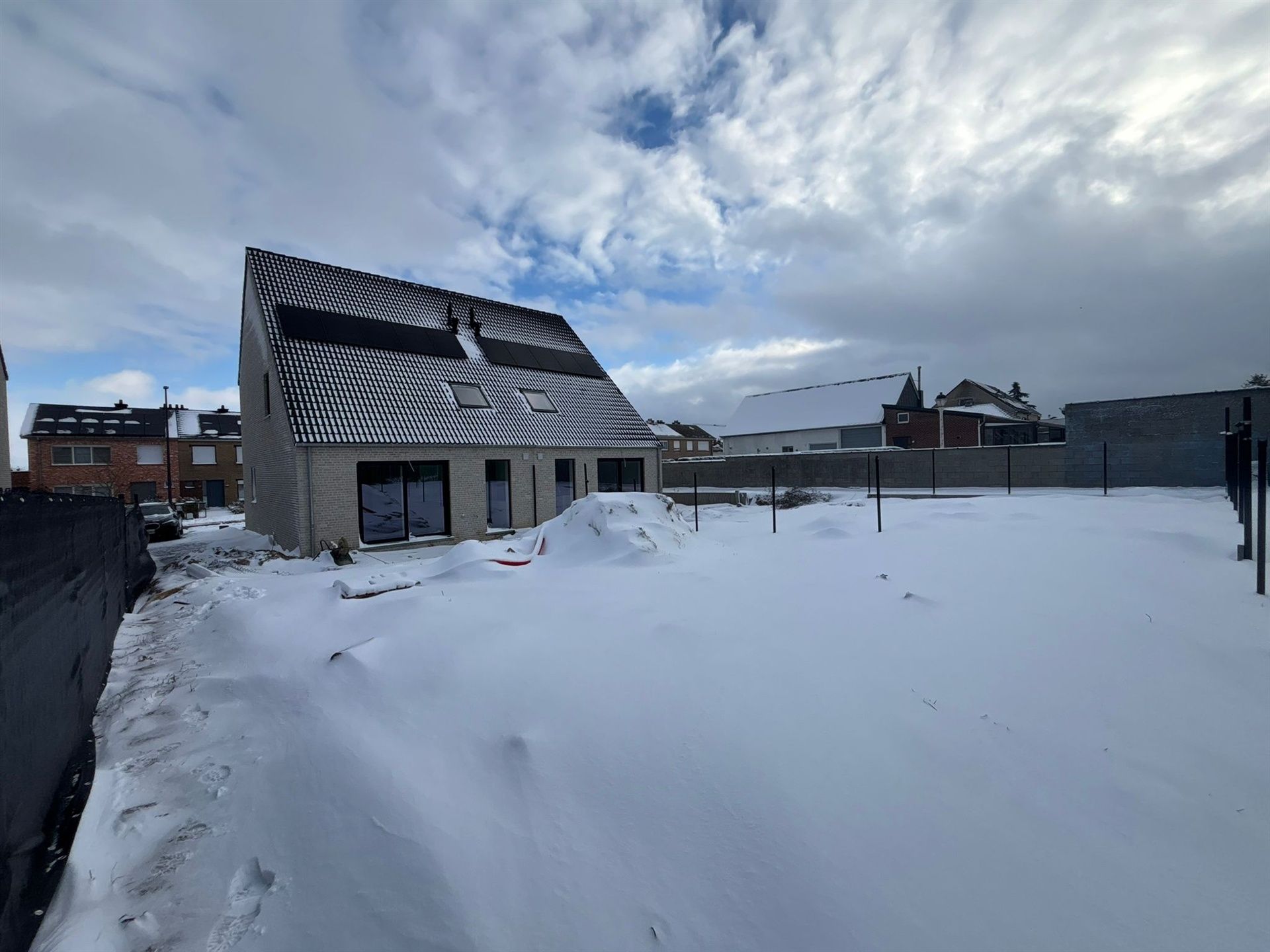 Rustiggelegen, hoogwaardig afgewerkte nieuwbouwwoning nabij het centrum! foto 2