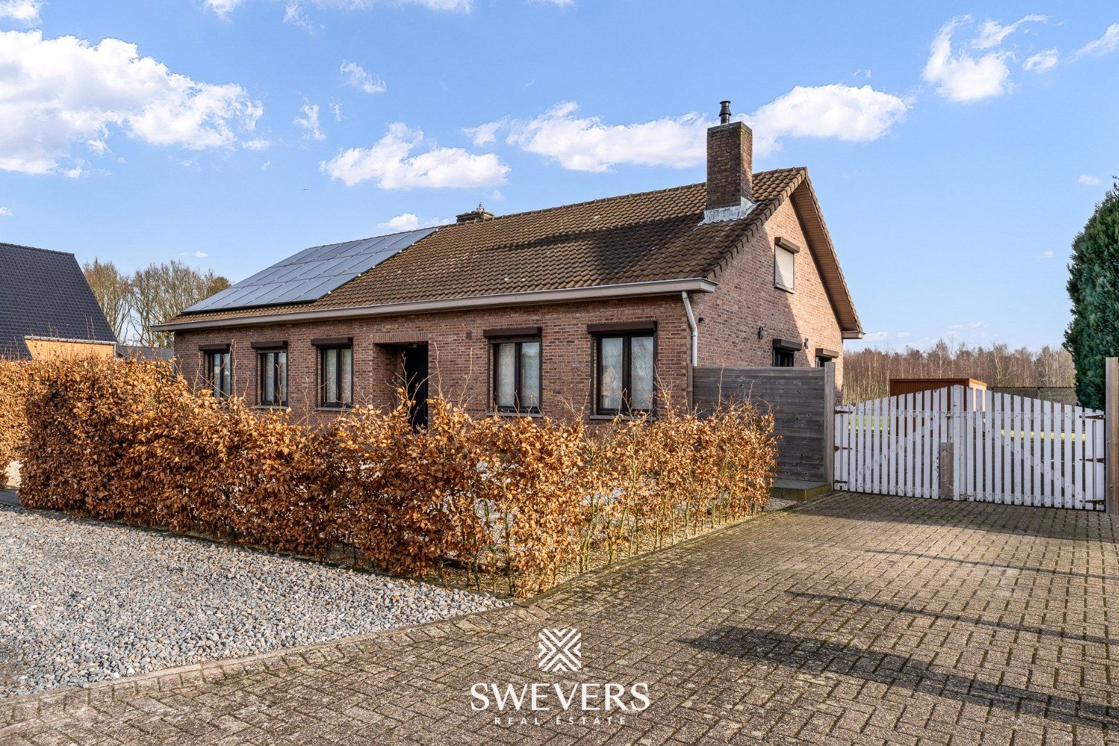 Prachtige gelijkvloerse woning met praktijkruimte en uitbreidingsmogelijkheden foto {{pictureIndex}}