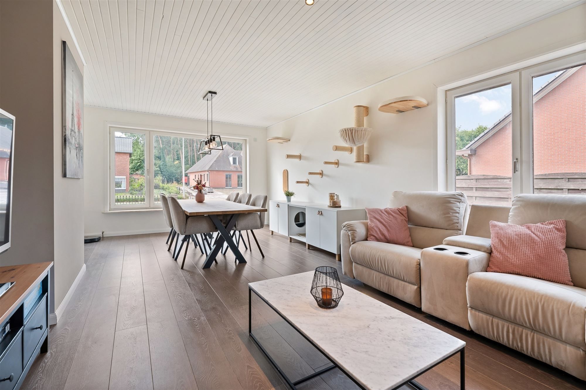 ZEER RUIME EN RECENT GERENOVEERDE WONING OP EEN PERCEEL VAN 2367m² UITGERUST MET EEN VERGUNDE PAARDENSTAL EN ACHTERLIGGENDE WEIDE foto 4