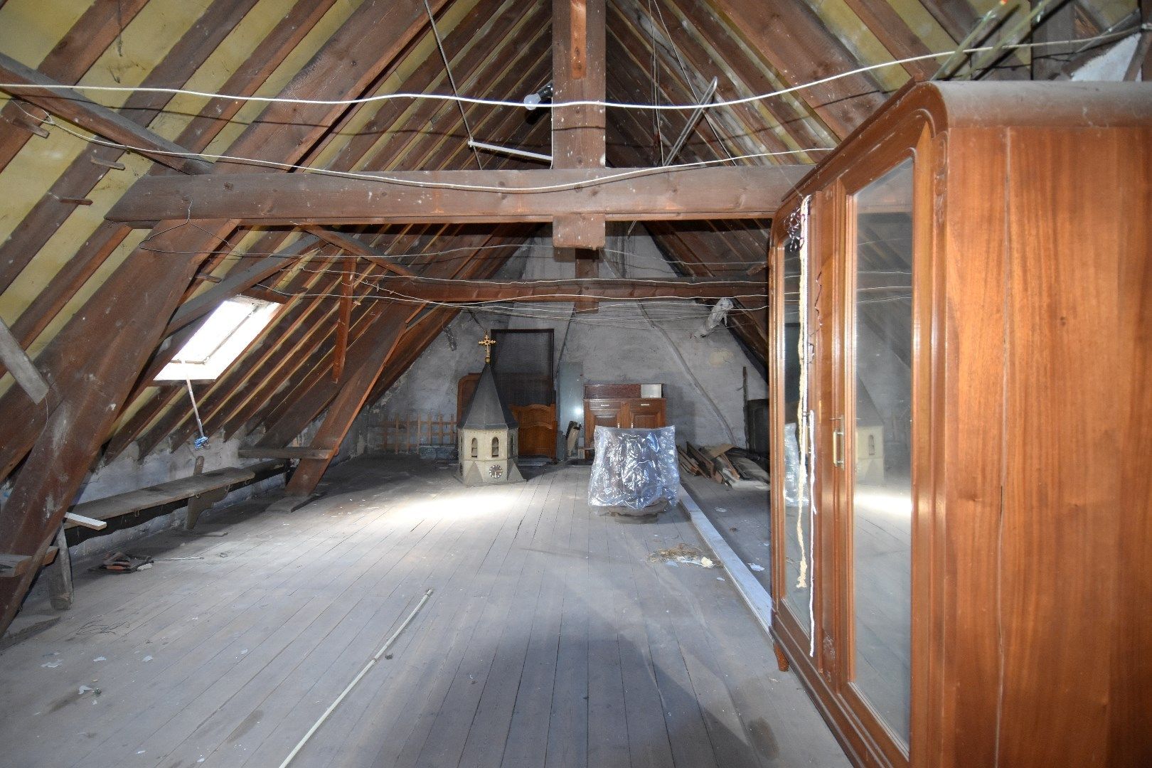 Karaktervolle burgerwoning met 3 slaapkamers, 2 garages en een mooi stukje tuin te koop in Rollegem foto 21