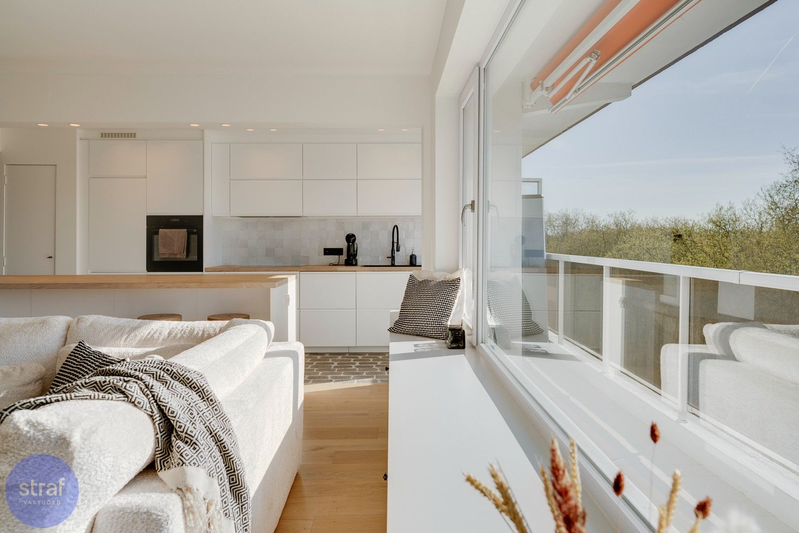 Zalig wonen op Linkeroever – in een gerenoveerd appartement met zicht op groen foto {{pictureIndex}}