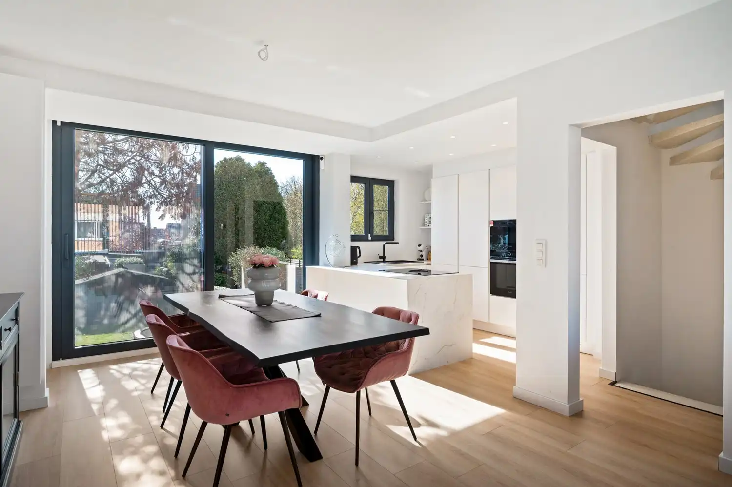 Recent gerenoveerde woning met 3 slaapkamers en zonnige tuin in Hoevenen foto 6